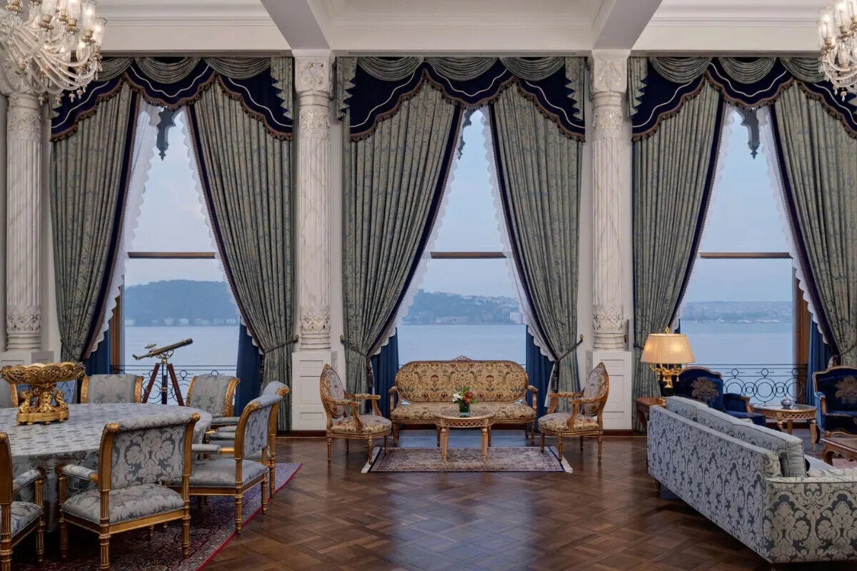 UEFA Başkanı'nın 2 gecelik konaklaması ise 22 bin Euro'ya (yaklaşık 960 bin TL) mal oldu. Bu rakam TFF tarafından karşılanırken Türkiye Futbol Federasyonu Başkanı İbrahim Hacıosmanoğlu tarafından uçağa kadar yolcu edilen Ceferin'in İstanbul'da geçirdiği 2 günden çok memnun kaldığı öğrenildi.