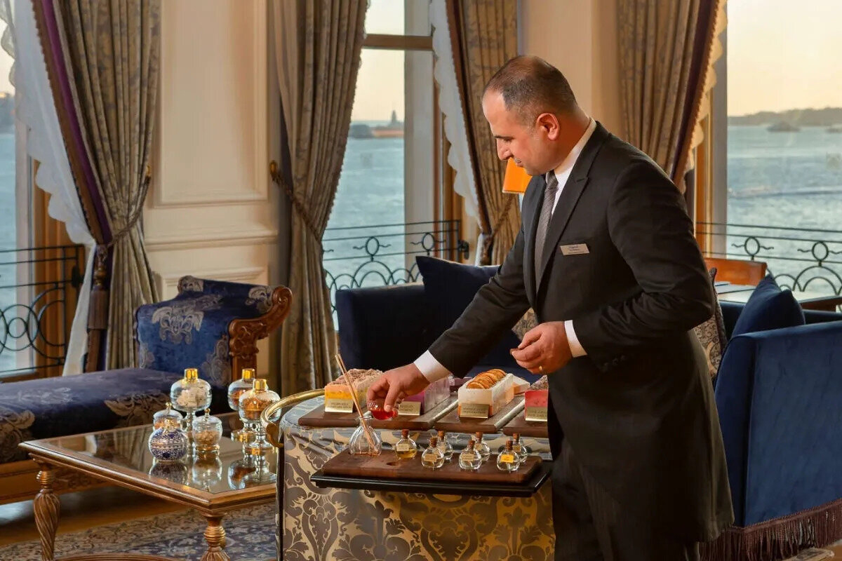 Tarihi saray binasının ikinci katında yer alan Sultan Suit 458 metrekare dünyanın en büyük kullanım alanlarından birine sahip. Bunun yanında misafirlerine panaromik bir açıdan boğaz manzarasını seyretme imkanı da sunuyor. Suitin 2 ayrı yatak odası, 12 kişilik yemek odası, oturma odası, jakuzisi, geniş küveti de bulunurken, 24 saat özel vale hizmeti sunuyor.<br><br>