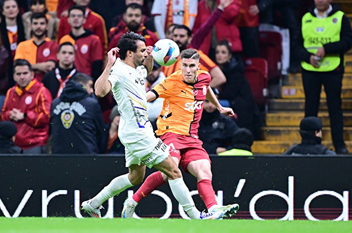 Lider Galatasaray, Trendyol Süper Lig'in 33. haftasında deplasmanda ikas Eyüpspor ile karşılaşacak. Recep Tayyip Erdoğan Stadı'nda yapılacak müsabakayı hakem Çağdaş Altay yönetecek. Süper Lig'de geride kalan bölümde 30 maça çıkan sarı-kırmızılı ekip, 24 galibiyet, 5 beraberlik ve 1 yenilgi yaşadı. Haftaya 77 puanla giren Galatasaray, en yakın takipçisi Fenerbahçe'nin 5 puan önünde bulunuyor. Üst üste 3, toplamda da 25. şampiyonluğunu kovalayan "Cimbom" kazanarak son 5 hafta öncesinde puan avantajını korumaya çalışacak. <br>