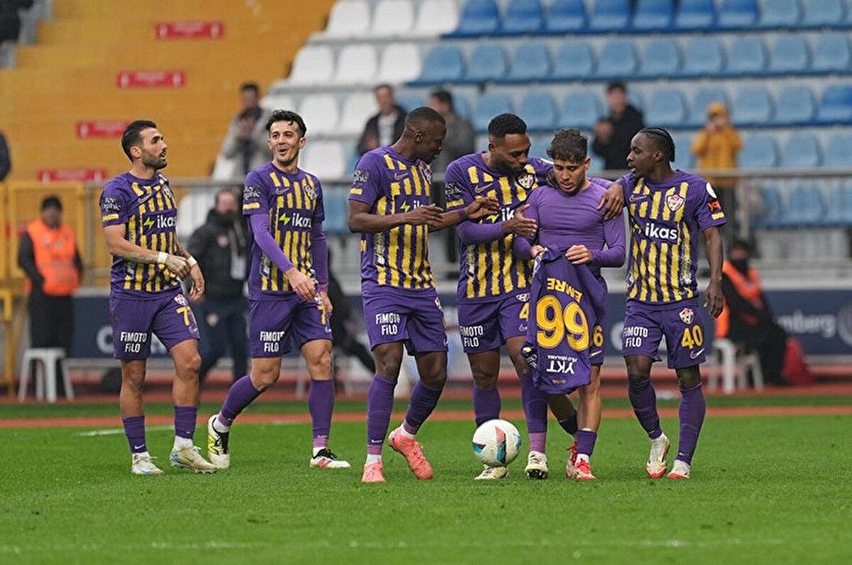 Eyüpspor'da 5 eksik<br><br>Teknik direktör Arda Turan, Galatasaray karşısında 5 futbolcusundan yararlanamayacak. Turan, sakatlıkları bulunan Leo Dubois, Taşkın İlter, Fredrik Midtsjö ve Sinan Gümüş'e görev veremeyecek. Ayrıca lisansı çıkarılmayan İsmail Can Fidan da Galatasaray'da karşı mücadele edemeyecek.