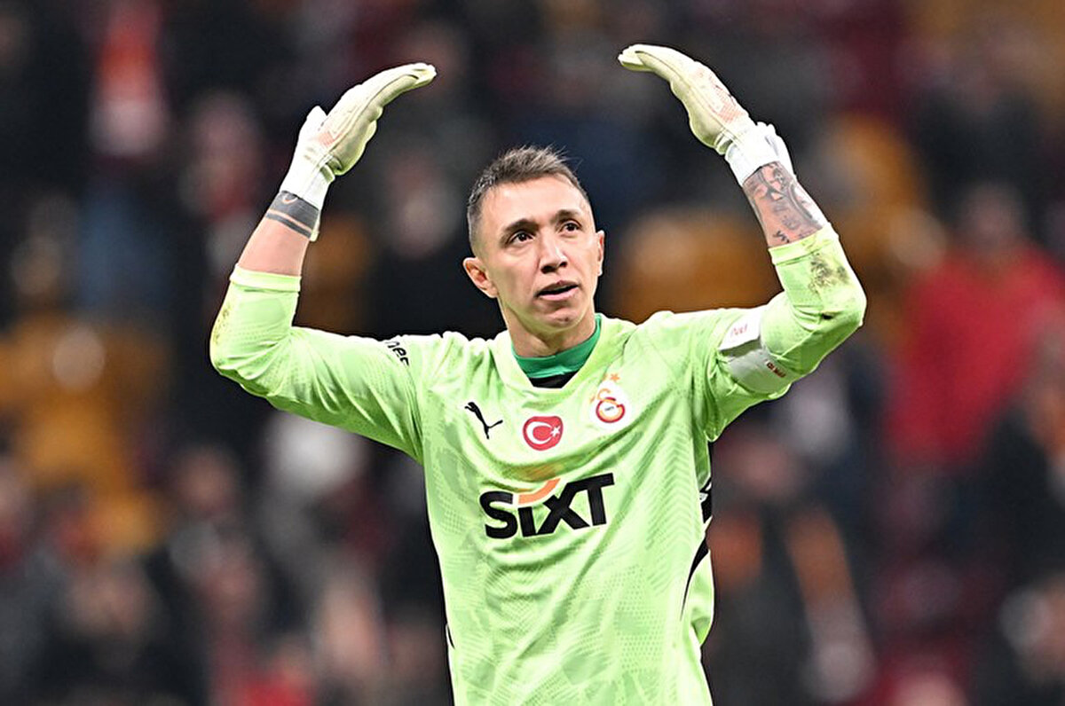 14 yıldır Galatasaray formasını terleten ve sezon sonunda futbolu bırakmayı düşünen Fernando Muslera, büyük kararsızlık içinde.<br>
