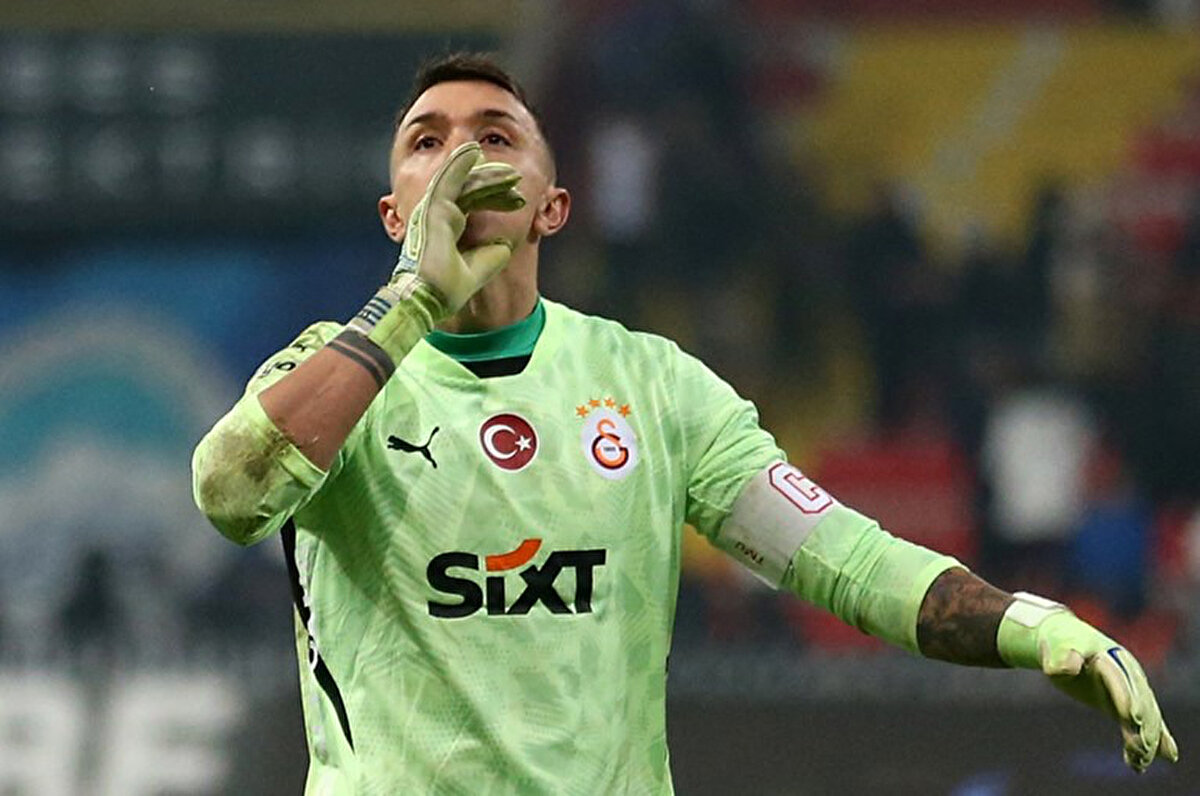Okan Buruk'un da Muslera'ya güvendiği ve 38 yaşındaki eldivenin Galatasaray'da kariyerine devam etmesini istediği vurgulandı.<br>