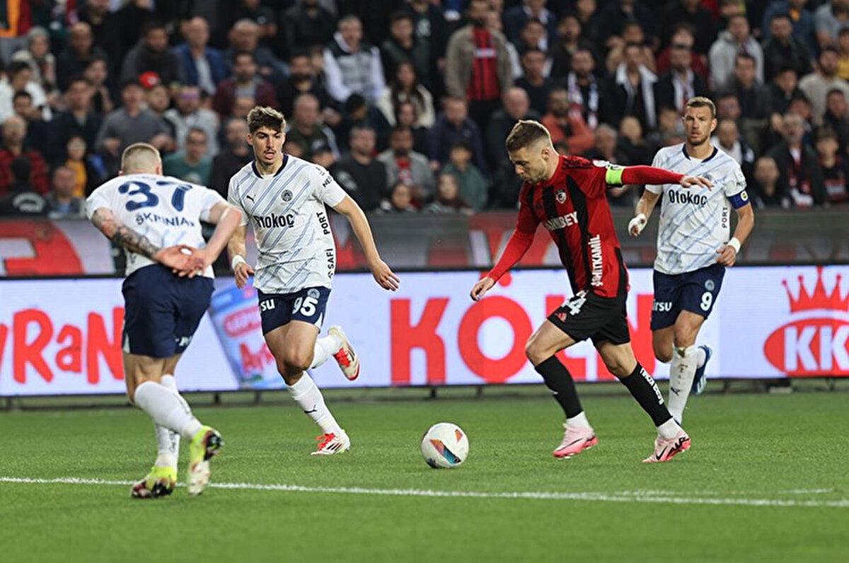 Paylaşıma gelen yorumlarda taraftarlardan takıma ve yönetime tepkiler yer aldı. Aynı zamanda yorumlar arasında maçın hakemine tepkili yorumlar yapıldı. <br>