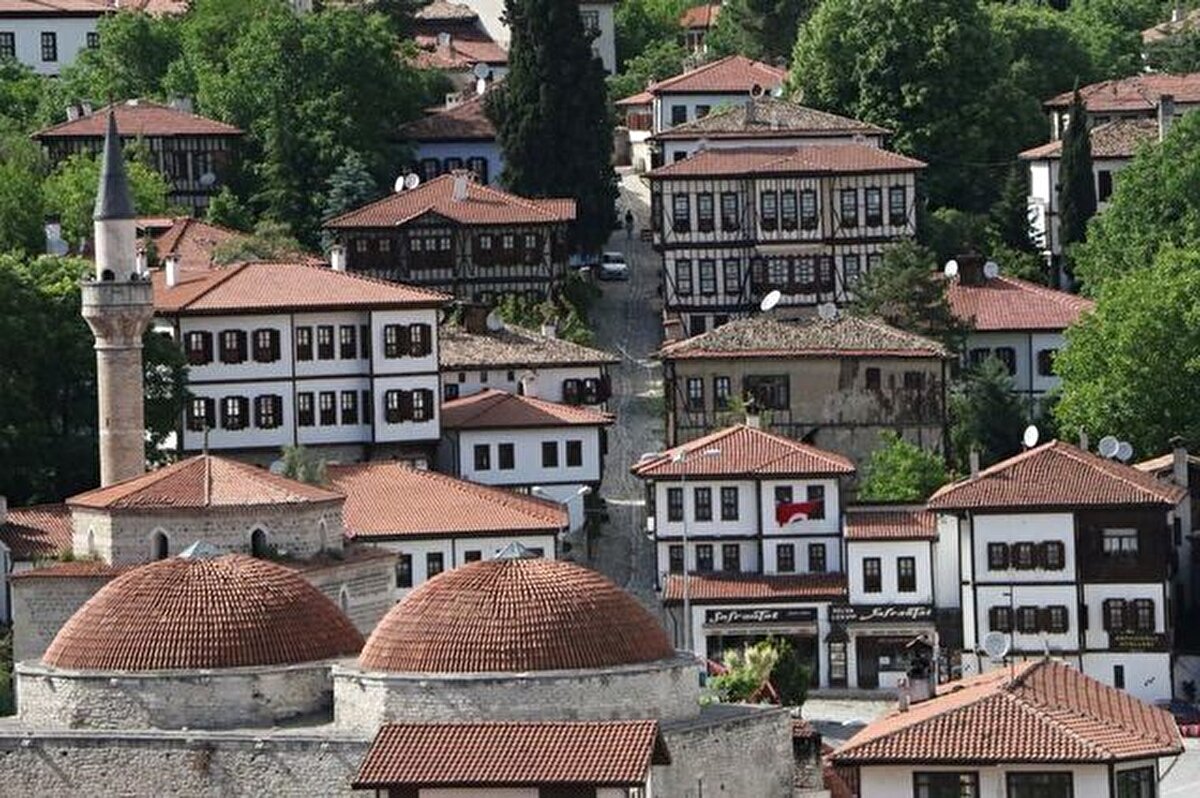 Safranbolu, bugüne kadar korunmuş ve günümüze kadar ulaşan tarihi evler, tümülüs mezarlar, camiler, hanlar ve hamamlarla dolu. Dar sokakları, taş döşeli yolları ve ahşap mimarisiyle adeta bir açık hava müzesini andırıyor. Tokatlı Kanyonu, Bulak Kanyonu, Sırçalı Kanyonu, Bulak Mağarası, Dipsiz gölü ve birçok doğal güzelliğe ev sahipliği yapan alanlarıyla ziyaretçilerine huzurlu bir ortam sunar.<br><br>Safranbolu, yöresel mutfağıyla da ünlüdür. Kendine özgü tatlar, yöresel ürünler ve el yapımı lezzetler, şehrin gastronomi deneyimini zenginleştirir. Özellikle Safranbolu lokumu, Safranbolu bükmesi, peruhi, höşmerim, cevizli yayım, cevizli çörek, etli yaprak sarma, zerde gibi yöresel tatlar, ziyaretçilere damak zevkine hitap eden özel lezzetler sunar.