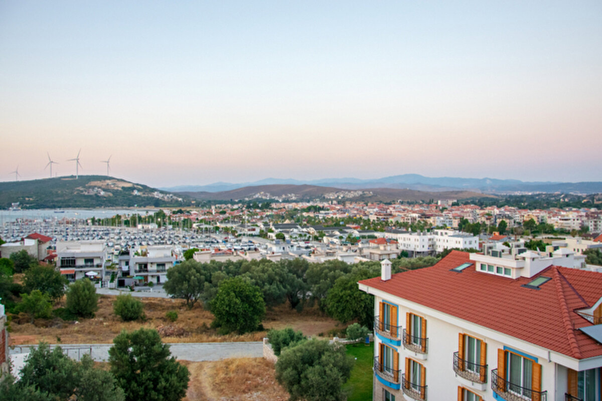 Seferihisar'a giderseniz mutlaka görmeniz gereken yerler arasında; Sığacık kalesi, Teos antik kenti, Lebedos antik kenti, Kasım Çelebi Medresesi, Beyler köyü su kemerleri, Ulamış hamamı, Çıfıt kalesi (Myonnessos), Karaköse (Krakisse), Karakoç ve Hamamönü, Sığacık Ürkmez, Ulamış, Doğanbey, Kadın emeği evleri, Sefertası lokantası, Akarca, köy pazarları, Beyler köyü, Düzce köyü, Gödence köyü, İhsaniye köyü, Kavadere köyü, Orhanlı köyü, Turgut köyünü sayabiliriz.