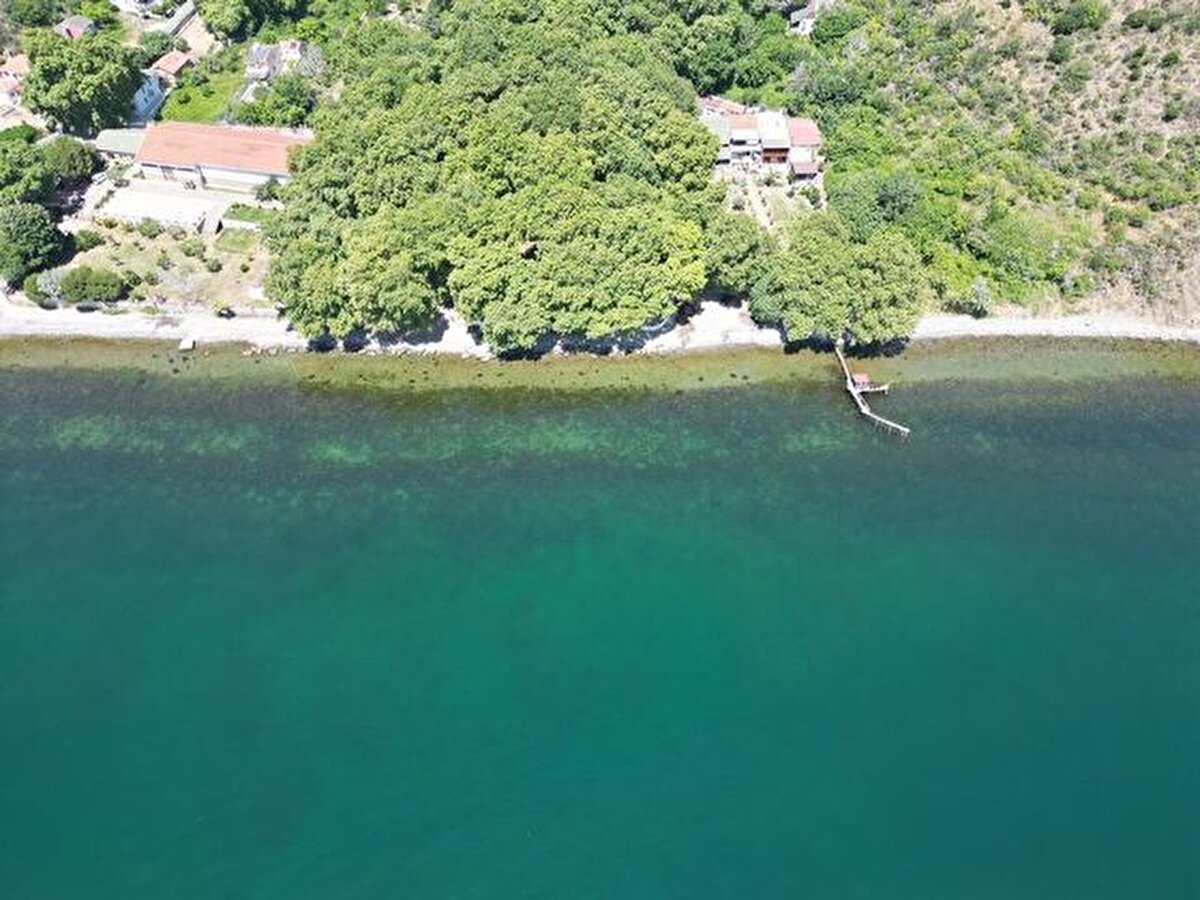 Şarköy, TEKİRDAĞ<br><br>Şarköy, kökleri tarih öncesine dayanan, birçok medeniyete ev sahipliği yapmış, kültür mozaiği eşsiz bir kent. Antik Çağ’da Tristatis (Peristasis, Agora) olarak adlandırılan Şarköy, Osmanlı Devleti’ne geçtikten sonra Şehirköy olmuş. Şehirköy de zamanla ağızdan ağza Şarköy olarak değişmiş. Neolitik ve Kalkolitik devirlere kadar uzanan yerleşmeleri, kutsal alanları, kaleleri, mezarları, nekropol alanlarının yanı sıra taş ve ahşap evleri, taş döşeme sokakları, köprüleri, çeşmeleri ve kiliseleri ile tarihte yolculuk imkanı sunar.