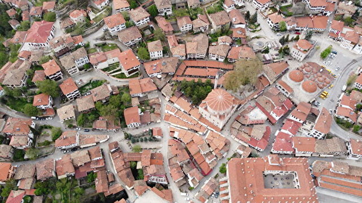 Safranbolu, KARABÜK<br><br>Ankara’ya 225 km, İstanbul’a 445 km uzaklıkta bulunan Safranbolu, tarihi zenginliği ve doğal güzellikleriyle öne çıkan Batı Karadeniz Bölgesi’nde yer alan bir ilçe. Karabük iline bağlı olan Safranbolu, UNESCO Dünya Mirası Listesi'nde yer alan korunmuş tarihi dokusuyla dikkat çekerken, Cittaslow değerleriyle de örtüşen sakin yaşam tarzını benimsemiş bir kent. Şehir eski çağlarda Homeros'un İlyada destanında geçen Paflagonya bölgesinde yer alıyor ve bilinen tarihi MÖ 3000 yıllarına kadar gidiyor. Bölgede Hititler, Frigler, dolaylı yoldan Lidyalılar, Persler, Helenistik Krallıklar, Bizanslılar, Selçuklu Hanedanı, Çobanoğulları, Candaroğulları ve Osmanlılar egemenlik kurmuşlar.