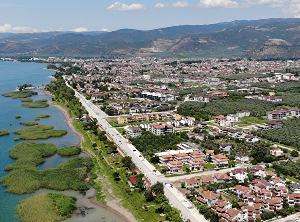 İznik, BURSA<br><br>İznik İlçesi, dünyada eşine az rastlanan ve bütünüyle “Açık Hava Müzesi” olan tarihi ve antik bir şehir. Yaz kış demeden, adeta bereket saçan verimli toprağı, kendine özgü iklimi ve doğal güzelliği nedeniyle, tarihin her döneminde insanlığın ilgi odaklarından biri haline gelmiş. Roma, Bizans, Selçuklu ve Osmanlı gibi medeniyetlere başkentlik yapan İznik kendi adını verdiği İznik Gölü kenarında kurulu. Bağlı olduğu Bursa’ya bir saat İstanbul’a ise bir buçuk saat uzaklıkta. Halkın temel geçim kaynağı tarım ve turizm.