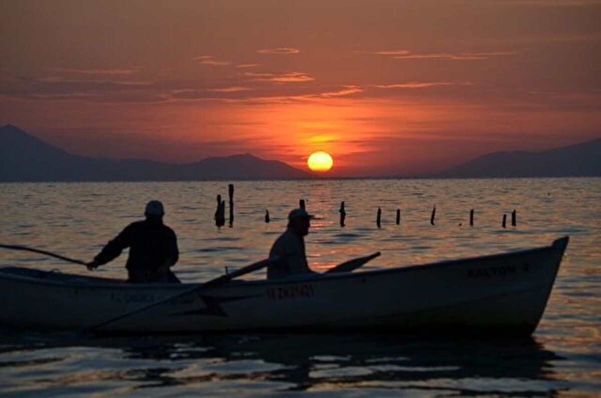 İznik, kendine özgü iklimiyle, endemik türleriyle, yaz-kış demeden bereket saçan toprağıyla, doğal güzelliğiyle, tarihi ve kültürel zenginliğiyle, her türlü sebze ve meyvenin yetiştiği bir kent olmasıyla, adını verdiği İznik Gölüyle, su sporlarıyla, dünyaca meşhur İznik Çinileriyle, turizm sektörü açısından son derece önemli bir merkez. İznik Unesco Dünya Mirası Geçici Listesinde yer alır.