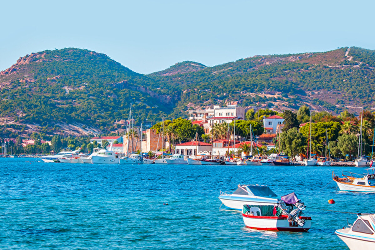 Camii ve Foça Kayalar Camii; aynı dönemden görece iyi korunmuş kitabe ve plastik süslemeleriyle mezar taşları Phokaia'daki diğer önemli tarihi eserlerdir. Foça’nın güneyinde yer alan Osmanlı Mezarlığı, Foça’daki Türk yerleşiminin tarihi ve yoğunluğu konusunda fikir verebilir.