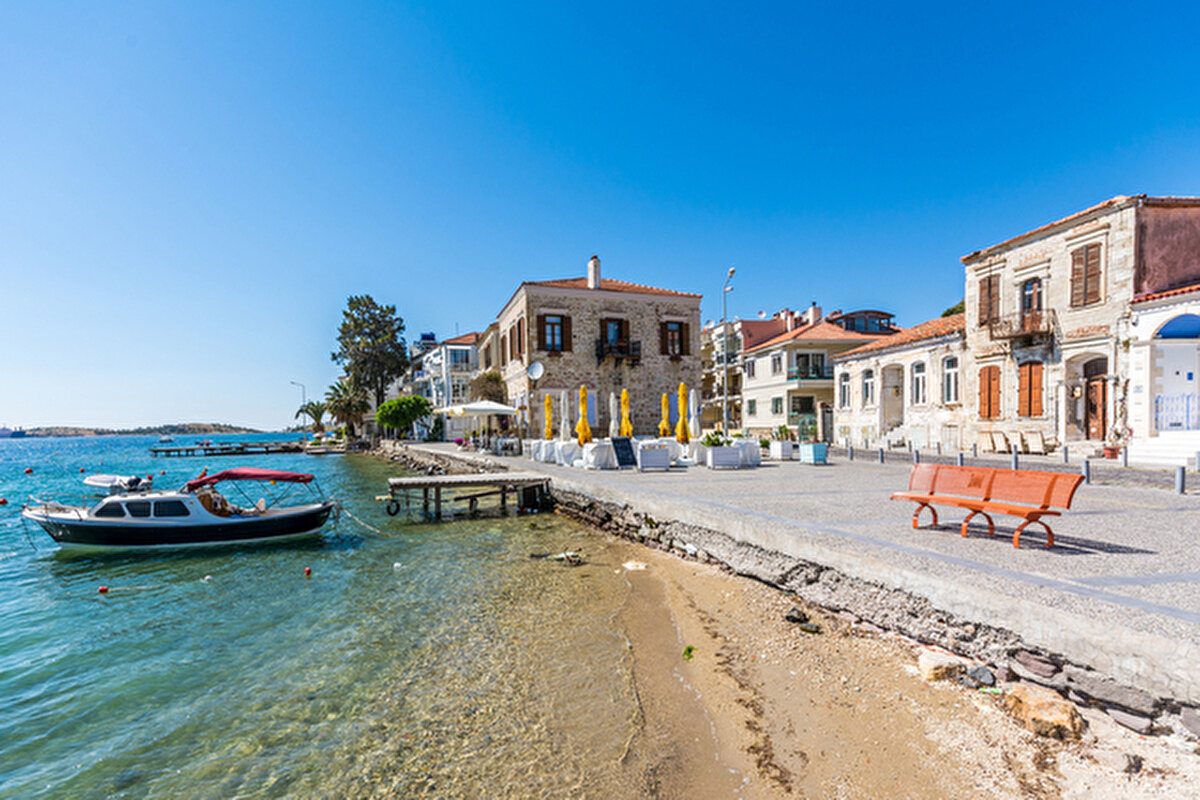 Foça, İZMİR<br><br>Foça, Phocaea antik kentinin bulunduğu yere inşa edilmiş. Diğer adıyla Phokaia, adını kenti çevreleyen adalarda yaşayan foklardan alıyor. Burası İyon yerleşimlerinin en önemlilerinden biri. Bugünkü batı uygarlığının temelleri, İ.Ö. 6. yüzyıl'da İyonya'da atıldı. Dönemin İonya'sı felsefe, mimarlık ve heykel konusunda öncü oldu. Pers saraylarını yapıtları ile donatmış heykeltıraş Telephanes; ünlü mimar Theodoros (İ.Ö. 4.yy); İ.Ö. 494 yılındaki "Lade Deniz Savaşı"nı yöneten komutan Dionysos, Phokaialıydı. Foça’da son yıllarda yapılan kazılarda bulunan M.Ö. 2000 yılına ait seramikler, Phokaia’nın kuruluşunun daha önceye, Tunç Çağı'na kadar geri gittiğini söylüyor. Siren Kayalıkları Homeros Destanı’nda yer alır ve yolunu şaşıran gemilerin çarptıkları kayalıklar olarak geçer. Siren Kayalıkları, Fok Balıklarını andıran adacıkların en büyüğü Orak Adası’nın kuzeybatısındadır. Osmanlı Dönemi’nden kalma iki cami, Foça Fatih