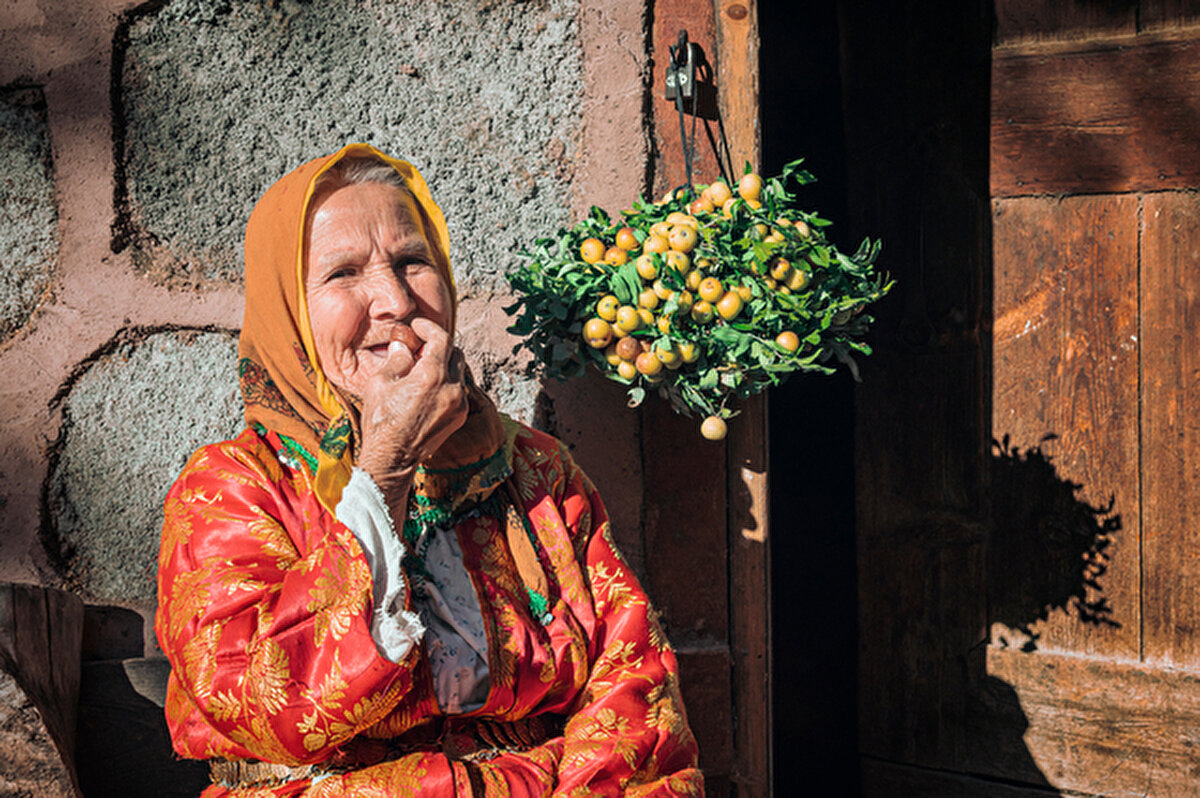 Güdül, ANKARA<br><br>Ankara'nın Güdül ilçesi Cittaslow Uluslararası Koordinasyon Komitesince Türkiye'nin 18. Cittaslow kenti olarak "sakin şehir" ağına dahil edildi. Güdül, İç Anadolu Bölgesinin ve Ankara'nın ilk Cittaslow kenti oldu. Başkent Ankara’nın en küçük ilçelerinden biri olan Güdül, Ankara’nın kuzey batısında yer alır; doğası, mimarisi, kültürü ve tarihi ile sakinliğin ve huzurun cazibe merkezi olabilecek şirin bir kenttir. İnönü Mağaraları, Sorgun Göleti ve Kirmir Vadisi gezmeye görmeye değer yerlerdendir. İlçeye yakın Kirmir Çayı’nın etrafında kayalar oyularak yapılmış mağaralar bulunur. Mağaralar milattan önce 2000 yılı civarında bölgede yaşayan Hititlerden kalmıştır.