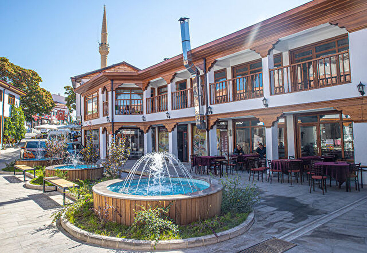 Güdül evleri genellikle Anadolu kültürünün ortak özelliklerini taşır. Genel olarak duvarları kerpiç, toprak damlı yapılardır. Çam ormanları ile kaplı Sorgun Göleti bölgeye müthiş bir doğal güzellik sağlar. İlçe yakınından geçen Kirmir Çayı boyunca kayalara oyulmuş İnönü Mağaralarının M.Ö. 2000’li yıllara ait olduğu sanılıyor. Sırasıyla Etiler, Frigler, Romalılar, Bizanslılar ve Selçuklular tarafından kullanıldığı düşünülen mağaraların şehir merkezine uzaklığı 2 km’dir. İnönü Mağaraları Ürgüp-Göreme Mağaraları ile benzerlik gösterir. Salihler kaya yazıtları 2008 yılında bölgede köylüler tarafından bulunmuş, Servet Somuncuoğlu’nun çalışmaları ile gün yüzüne çıkarılmıştır. Orhun Yazıtları ile aynı harf karekterini barındırdığı görülen yazıtların Orhun Yazıtlarından da önce yazıldığı düşünülmektedir. Yeşilöz Kirmir Vadisinde bulunan kayalıklar peri bacaları görünümündedir. Kayalar üzerine oyulmuş mağaralar vardır.