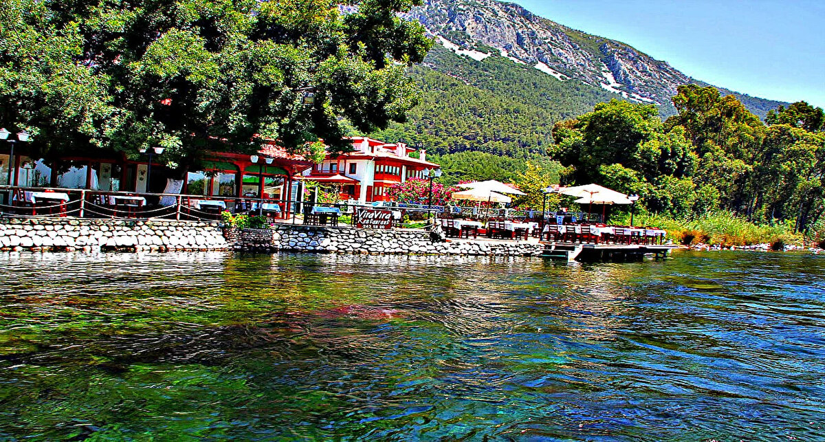 Akyaka, MUĞLA<br><br>Muğla’dan Akyaka’ya geliyorsanız, deniz seviyesinden 671 metre yükseklikteki Sakar geçidinden aşağı inerken muhteşem bir manzara ile karşılacaksınız. Yol sizi kıvrıla kıvrıla, yemyeşil çam ormanları ve Gökova körfezinin dantel gibi işlenmiş koylarının arasından aşağıya, Akyaka'ya kadar götürecek. Doğal güzelliğinin yanısıra tarihi dokusu, değişik mimarisi, denizden her daim esen ılık meltem rüzgarları huzur verir. Sırtını yasladığı dağların eteğinde Gökova Ovası ile kucaklaşarak Gökova Körfezi ile buluşan Akyaka, bu konumu ile mutlaka görülmesi gereken bir sığınak.<br><br>Mimarisi son derece özellikli. Akyaka evlerinin her biri diğerinden güzel bahçelere sahip. Begonvillerin sarmaladığı bu şirin evler dantel gibi işlenmiş ahşap oymalarla süslü. Akyaka evlerinin mimari tarzı Ulalı Sanatçı Nail Çakırhan’a ait. Doğayla uyum içinde yaşam süren Akyaka’nın en büyük özelliklerinden biri bu şirin evler.