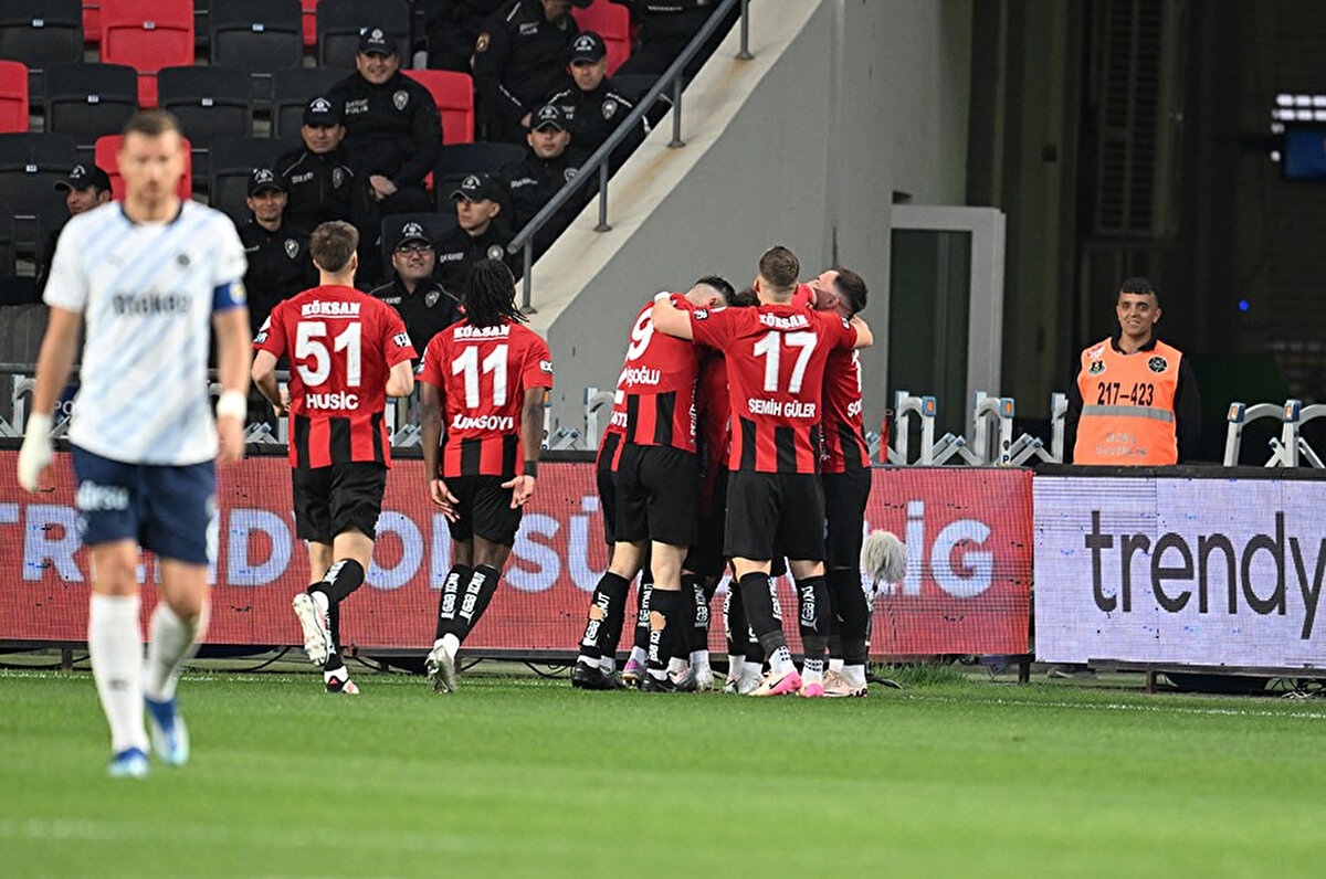Fenerbahçe'ye galibiyeti getiren golleri 68. dakikada Anderson Talisca (P), 69. dakikada Edin Dzeko ve 72. dakikada Fred kaydetti. Gaziantep FK'nın tek golünü 13. dakikada Alexandru Maxim attı.<br>