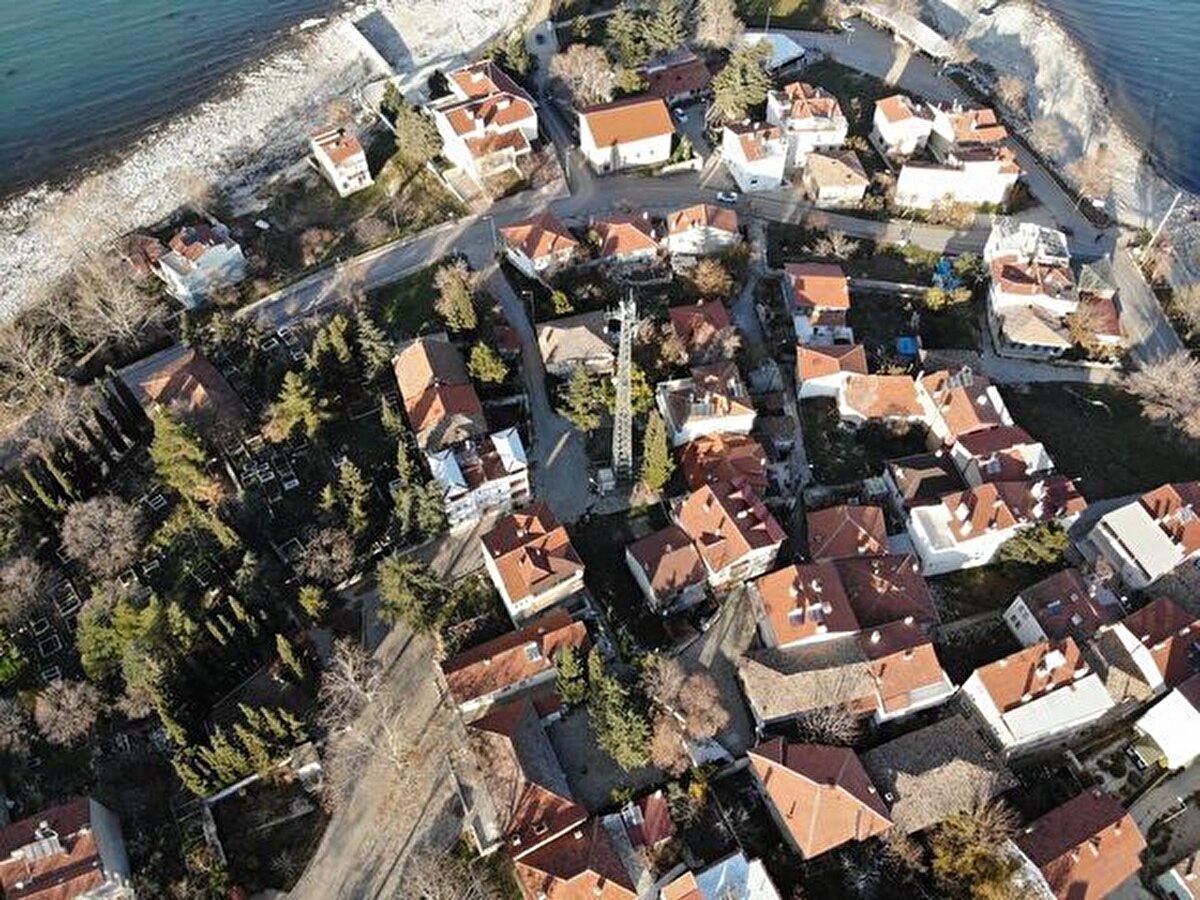 Eğirdir, ISPARTA<br><br>Isparta ili sınırlarında yer alan Eğirdir, her mevsim ve günün her saatinde renk değiştiren Eğirdir Gölü, tapusu Eğirdir halkı tarafından Atatürk’e verilen Can adası, dünyada eşine az rastlanan Kasnak Meşesi ve Sığla Ormanları, Türkiye’nin önde gelen Kemik Hastalıkları Hastanesi, elması ve sadece Eğridir’de görülen Apollon Kelebeği ile ünlü, tarih ve doğa zengini bir ilçe.