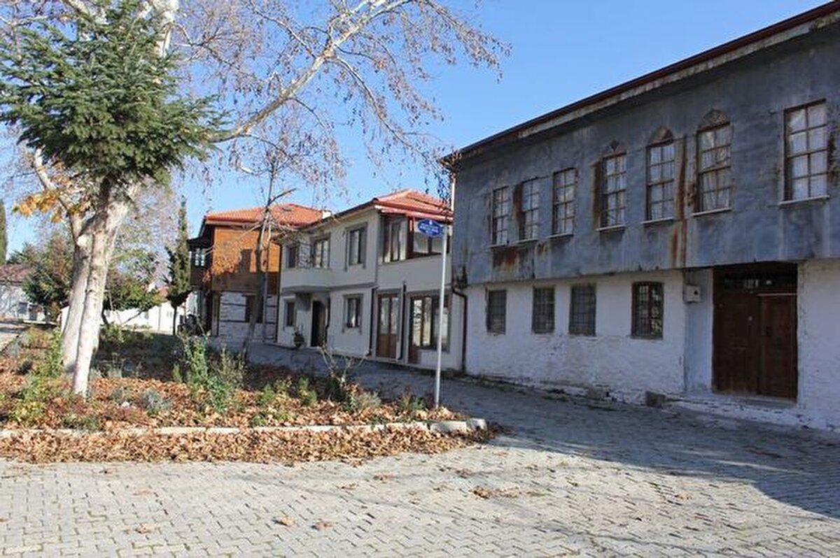 Eğirdir kentinin Lidya’nın son hükümdarı Kroisos tarafından kurulduğu ve ilk adının da “Krozos” olduğu sanılıyor. Romalılar döneminde ilçe Prostanna diye anılmıştır. Selçuklular, sayfiye yeri olarak kullandıkları Eğridir’e doğal güzelliklerinden dolayı Cennetâbad ismini vermişlerdi.