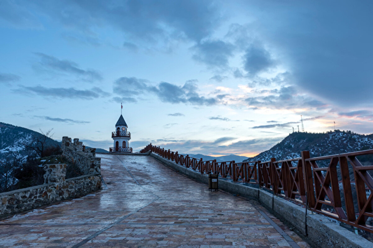Göynük, BOLU<br><br>Göynük, yüksek tepeler arasında, akarsuların geçtiği vadilerde, karşılıklı yamaçların tabanına ve eteklerine kurulmuş tipik bir Osmanlı kasabası. Tarihi, kültürel ve doğal güzelliklerini Osmanlı’dan günümüze dek korumayı başaran ve “Sakin Şehir” unvanı alan Göynük’te halen geleneksel değerler aslına uygun olarak yaşatılıyor. Göynük Anadolu’daki Türk yaşayış şeklinin hala devam ettiği ender ilçelerden biri. Mimari dokusu da tarihle harmanlanarak günümüze kadar bozulmadan ulaşmış. En eskisi yaklaşık 700 yıllık konut, işyeri, hamam, türbe, hazire, tarihi çınar ağaçları gibi tarihi değerlerle süslü olan Göynük’te bu eserler halen işlevlerini sürdürüyor.
