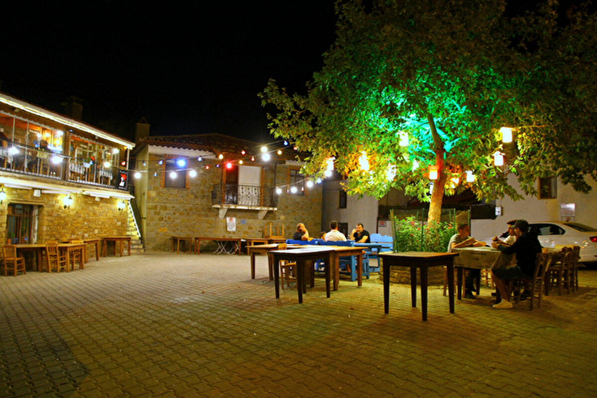 Ada, 1456 yılında Fatih Sultan Mehmet tarafından Osmanlı topraklarına katılana kadar Bizans hakimiyetindeydi. Balkan Savaşı sırasında İtalyanlar’ın, 1. Dünya Savaşı sırasında İngilizlerin, daha sonra da Yunanistan’ın egemenliğine geçti. Lozan Antlaşması ile 22 Eylül 1923’te Türkiye Cumhuriyeti topraklarına fiilen katıldı. Bu tarih Gökçeada’nın kurtuluşu olarak kutlanır. 1970 yılında da İmroz olan adı Gökçeada olarak değiştirildi. Adada denize girilebilecek koylar Gizli Liman, Yıldızkoy, Aydıncık Koyu, Güzelcekoy, Kapıkaya, Laz Koyu, Mavi Koy ve Yuvalı’dır. Türkiye’nin en batısında yer alan Avlaka Burnu’nunda yer alan Gizli Liman günbatımının en güzel izlenebileceği noktalardan biridir. Kaşkaval Burnu, peynir kayalıkları diye çağrılan ilginç kaya oluşumlarına sahip.<br><br>Günbatımını Yukarı Kaleköy’den seyredin. 15 Ağustos’ta Tepeköy’de yapılan Meryem Ana Şenliklerine katılın. Aydıncık Plajında sörf yapmayı deneyebilirsiniz. Zeytinli’de taş dibekte dövülen dibek kahvesini tadın. Gökçeada Dalış Merkezi’nden dalış dersleri alın. Unutmayın Türkiye’nin ilk sualtı milli parkı Gökçeada’da. Türkiye’nin tek organik süt ürünleri markası Gökçeada’da. Zeytinyağı almayı da unutmayın. Sakızlı muhallebi, efibadem, dibek kahvesi ve cicirya tadılması gerekenlerden. Ada şaraplarını da meşhurdur.