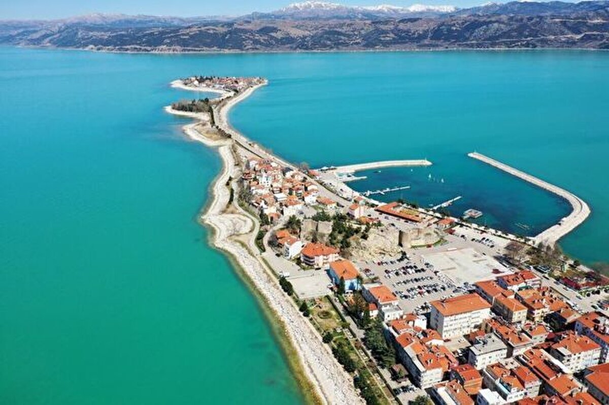 Eğirdir denince ilk akla gelenler; Eğirdir Gölü, elmanın farklı yemeklerde kullanıldığı bir mutfak, Kovada Gölü Mili Parkı, Yeşil Ada, Prostanna Antik Kenti, Altınkum Plajı, Rüyapark, Eğirdir Kalesi, Eğirdir Kervansarayı, Canada, Bedre koyu.