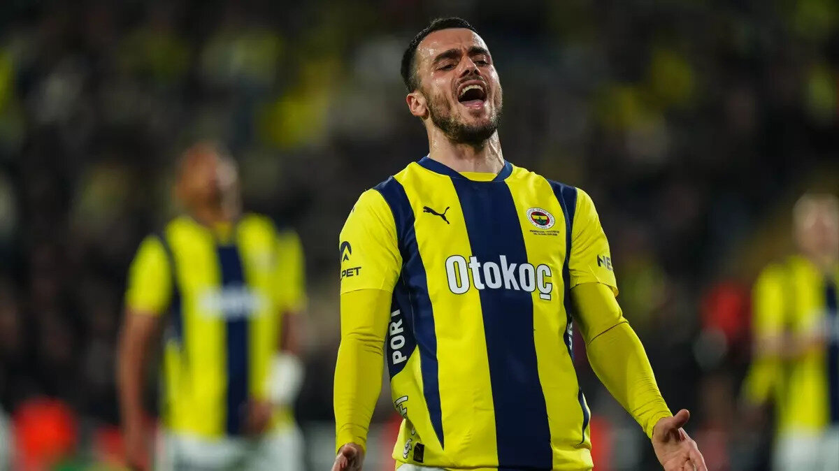 Kostic derbide yok,<br><br>Gaziantep FK maçının 15. dakikasında sarı kart gören Kostic cezalı duruma düştü. Tecrübeli oyuncu 4 Mayıs Pazar günü oynanacak Beşiktaş maçında forma giyemeyecek.