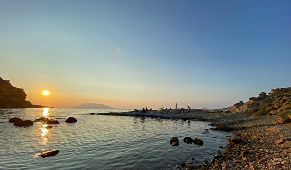 Gökçeada, ÇANAKKALE<br><br>2011 yılı Haziran ayında almış olduğu Cittaslow unvanı ile dünyanın ilk ve tek sakin adası olan Çanakkale'nin Gökçeada ilçesi, nostaljik evleri, doğal yaşamı, organik ürünleri ve alternatif spor olanakları ile son yıllarda önemli bir turizm merkezi. Çorak topraklarda bereket tanrısı olarak adlandırılan Imbrasos’un bolluk diyarı olarak bilinen İmroz, bugünkü adıyla Gökçeada, Homeros’un İlyada destanında deniz tanrısı Poseidon’un adası olarak geçer. Bozulmamış bir doğa, her adımda tarihin en hoş anıları ve organik ürünlerle harmanlanmış, çok kültürlülüğün ahengini sonuna kadar duyumsayacağınız bir tatil için Gökçeada eşsiz bir seçenek olabilir.