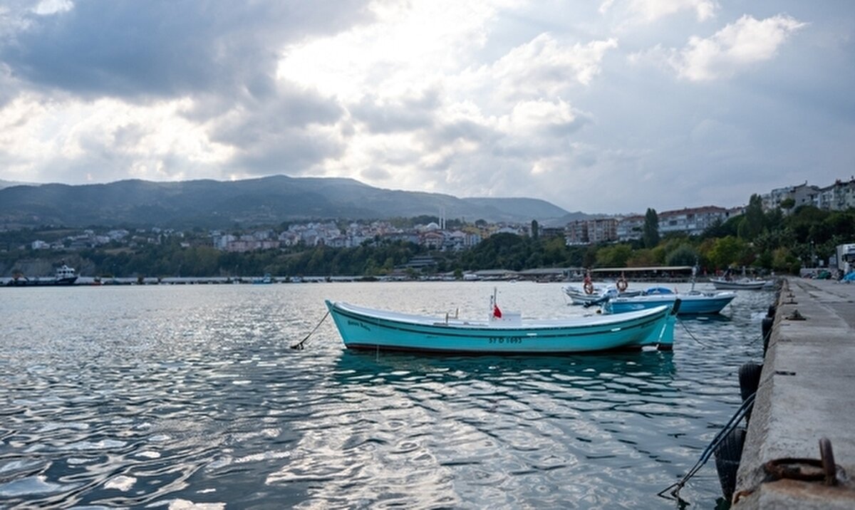 Her Cuma günü köylülerin ürünlerini Gerze halkına ve misafirlere sergilediği Üretici Pazarında doğal olarak yetiştirilen tarım ürünlerini bulabilir, sizi gülümsemeyle karşılayacak mekânlarımızda yöresel yiyeceklerimizin tadına varabilir, bunun yanı sıra ahşap oyuncak, model gemi, çini ve peşkir atölyelerimizi ziyaret edip kültürümüzün ve geçmişimizin nasıl yeniden yaşatıldığına şahitlik edebilirsiniz. Gerze, sosyal ve kültürel gelişmişliğiyle, herkesin şehir yaşamından kaçıp yerleşmeyi düşlediği, insanların birbirleriyle iletişim kurabildiği, evlerin bahçelerindeki güllerin bülbüllerle sohbet ettiği küçük ve şirin sahil kasabasıdır. Gerze hayallerinizin yaşandığı bir ilçe ve sizi de bunun bir parçası olmaya davet ediyor.<br><br>