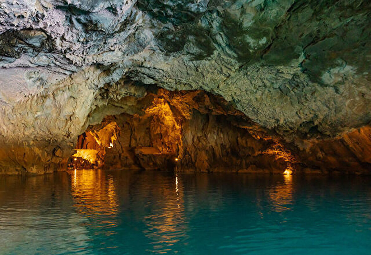 İbradı, ANTALYA<br><br>Binlerce yıl çeşitli medeniyetlere ev sahipliği yapmış bir bölgede kurulmuş olan İbradı, Antalya’nın en küçük ilçesi. Denizden yüksekliği 1,100 metre olan İbradı’ya haritada bakıldığında Antalya merkezine 115 km doğusunda, Akseki’nin 26 km batısında yer aldığı görülür. İbradı, Avrupa Alp Dağlarının Anadolu’daki uzantısı olan Torosların içinde kalır ve bu coğrafyanın tüm doğal güzelliklerini içinde barındırır. İbradı, Osmanlı döneminden itibaren de ilmin başkenti olmuştur. İbtida, rüştiye ve birçok medrese İbradı’da eğitim vermiş. Bugünkü hukuk fakültesine eşdeğer olan Mekteb-i Kuzzat, İbradı’da açılmış. Osmanlı döneminde ulema sınıfının önemli bir bölümü İbradı’dan yetişmiş. İbradı’da okuma yazma bilmeyen kimse yoktur. Halen birçok bilim, siyaset ve devlet adamı İbradı’ddan çıkar. Bu nedenden dolayı, İbradı İlçesine bir dönem “Aydınkent” ismi verilmişse de, İbradılı aydınlar ilçenin tarihi isminin aynı şekilde korunmasını talep etmişler.