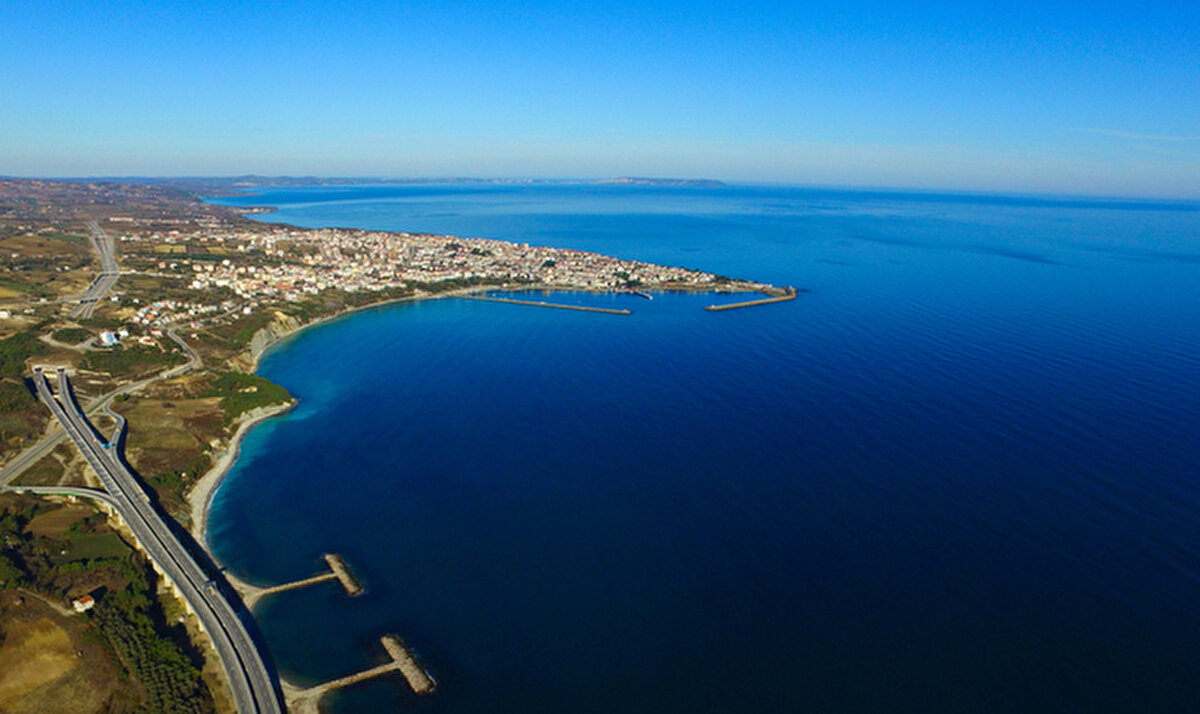 Gerze, SİNOP<br><br>Masmavi denizin, dantel gibi koyların ve uçsuz bucaksız yeşilin, dinlemeye doyamayacağınız bir müzik oluşturduğu, Türkiye’nin en mutlu ili Sinop’un, en mutlu ilçesi Gerze. Cittaslow ünvanını 2017 yılında elde eden Gerze, bu başarısını canla başla sahip çıktığı doğasına, her biri göz nuru olan el sanatlarına, tadı damağınızdan hiç gitmeyecek yöresel yemeklerine ve sıcacık insanların sizi beklediği misafirperverliğine borçlu. İlçeye adımınızı attığınız an, evlerin bahçelerindeki çiçeklerin kokusu karşılayacak sizleri. Hala tertemiz kalabilmiş havasını solurken, kalabalık bir şehir hayatının gürültüsünü değil, sakin bir balıkçı kasabasının dinginliğini hissedeceksiniz.