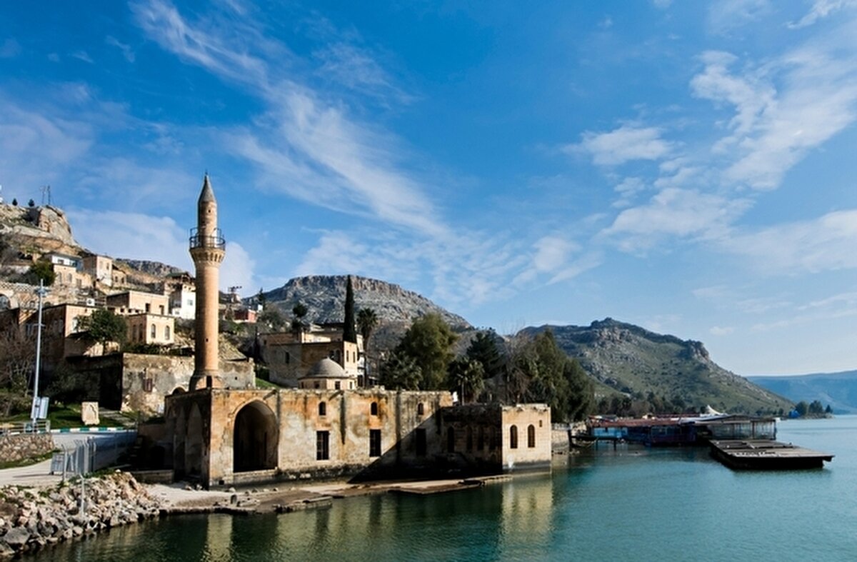 Bisiklet parkurları ya da doğa yürüyüşleri sırasında kanyonlar, kuşlar, endemik bitkiler (siyahgül) ve endemik böceklerle dolu bir yolculuk yapabilirsiniz. Fırat nehri üzerinde bulunan yüzer restaurantlarda yöreye özgü çeşit çeşit yemek ve tatlılarla tanışabilirsiniz: Şabut balığı kebabı, patlıcan kebabı, domatesli kebap, haşhaş, urfa, soğanlı kebap, Çağırtlak Kebabı, dolma eziği, adana, erik tavası, incir kebabı, mukaşşerli pilav, tarhana çorbası, sargı burma tatlısı, sütlaç, peynir helvası, semsek vb. envai çeşit mezeler... İlçeye özgü ev yapımı nar ekşisi, biber, kabak, patlıcan ve bamya kurutması, ülke çapında ünlü isot biberi, damıtma usulü Zahter suyu, kurutulmuş üzüm, kayısı ve yörenin en ünlü ürünü olan fıstık satın alabilirsiniz. Halfeti, çok özel bir kent, sadece 13 ayrı tür ‘kuş evi mimarisi’ ne sahip. Geçmişi 16. Yüzyıla dayanan kuş evleri mimarisi genelde serçe, kırlangıç, saka gibi kuşların kendilerini güvende, insan ellinin ulaşamadığı, rüzgârın değmediği, güneşi gören tarafta usta bir incelikle yapılmıştır. Kanterma Mezrası Hanı, Aziz Nerses Kilisesi (Rumkale içinde), Barşavma Manastırı, Gürkuyu (Norhyt) Kilisesi gezilebilir.