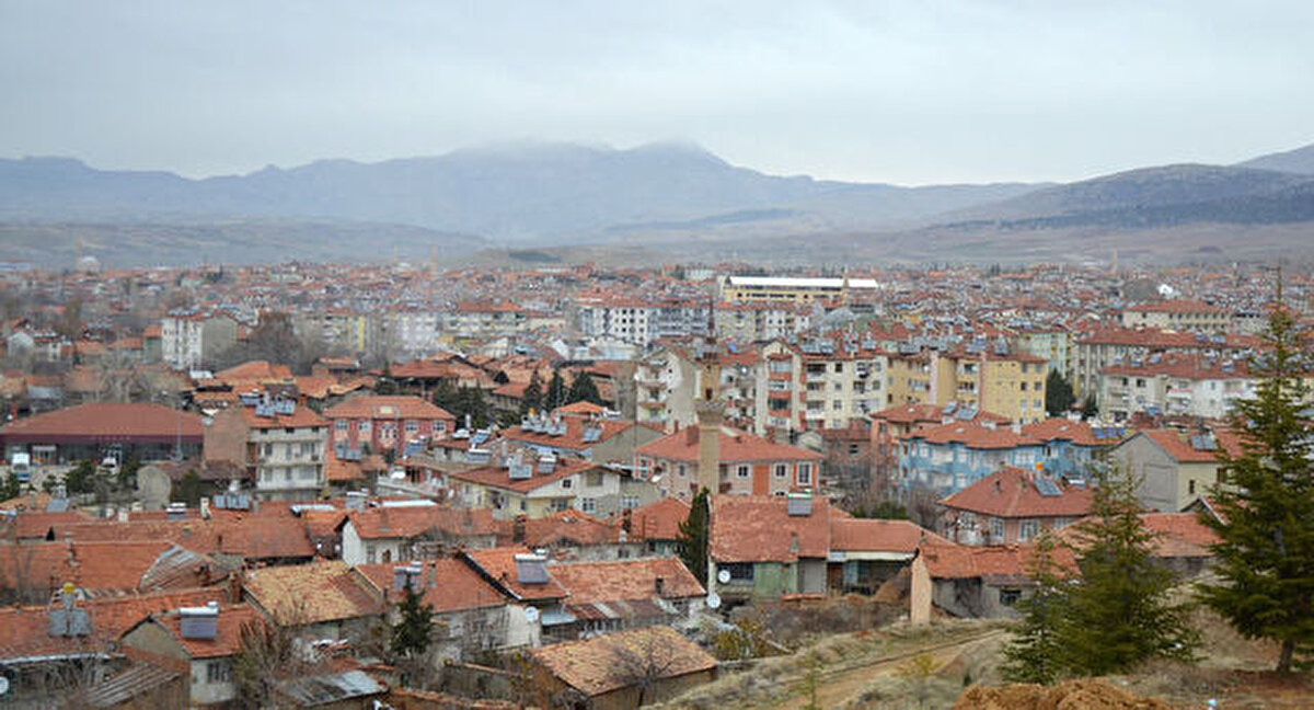 Yalvaç, ISPARTA<br><br>Yalvaç tarih öncesi çağlardan bu yana birçok medeniyete ev sahipliği yapmış. Unutulmaya yüz tutmuş geleneksel zanaatleri, sıra sıra dizilmiş tarihi evleri ve konakları, günümüze ulaşan kalmış arkeolojik kalıntılarıyla sizi 5 bin yıllık keyifli bir yolculuğa çıkaran küçük sevimli bir ilçe. Yalvaçın yanı başında bulunan ve hristiyanlık için kutsal sayılan hac yerlerinden biri sayılan Pisidia Antiokheia antik kentinde kazı çalışmaları halen devam ediyor. Kentin 5 bin yıllık geçmişi var ve helenistik dönemden günümüze kalmış bir kent. Bir bölümü gün yüzüne çıkan kent, ana caddeleri, sokakları, dükkanları, tapınak ve klisesi, tiyatrosu ile geçmişin geleceğe açılan kapısı gibi. Anadolu’nun bir zamanlar en işlek coğrafyasına, tüm yolların, yolcuların buluştuğu bir konuma sahip Yalvaç’ı gezmekle keyifli bir yolculuğa çıkmış olacaksınız.