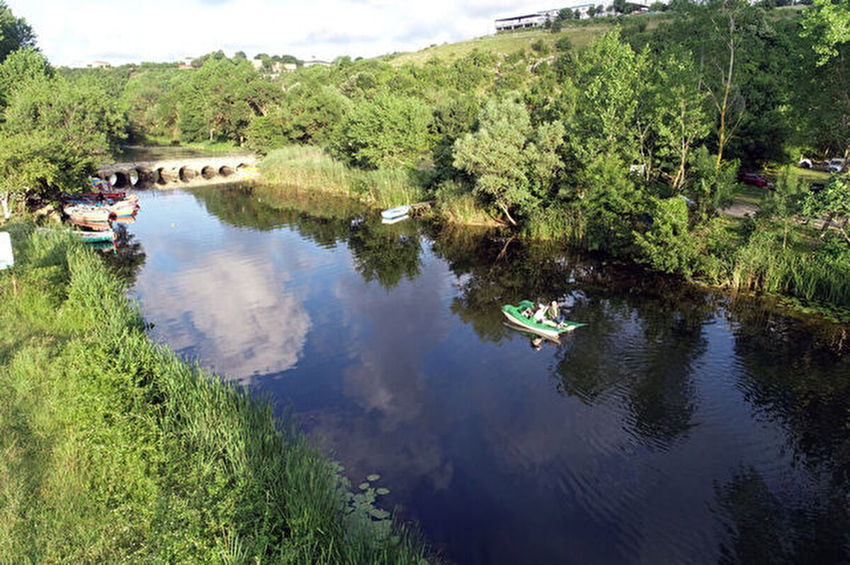 Vize, KIRKLARELİ<br><br>Vize, Trakya’nın en eski yerleşimlerinden biri. Tarihi, kültürü ve doğasıyla bir cennet köşe. Tarih öncesi dönemlere ait kalıntı ve buluntuları ile oldukça zengin bir tarihi geçmişe sahip. Pek çok medeniyete ev sahipliği yapmış, hemen her dönemde yerleşime sahne olmuş. Trakya’nın bilinen en eski halkı aslen Hint- Avrupa kökenli olan M.Ö. 3.yy. da Vize’ye yerleşen Traklar. Sonra Pers, Yunan, Roma, Bizans, Osmanlı egemenliğine girmiş Vize.
