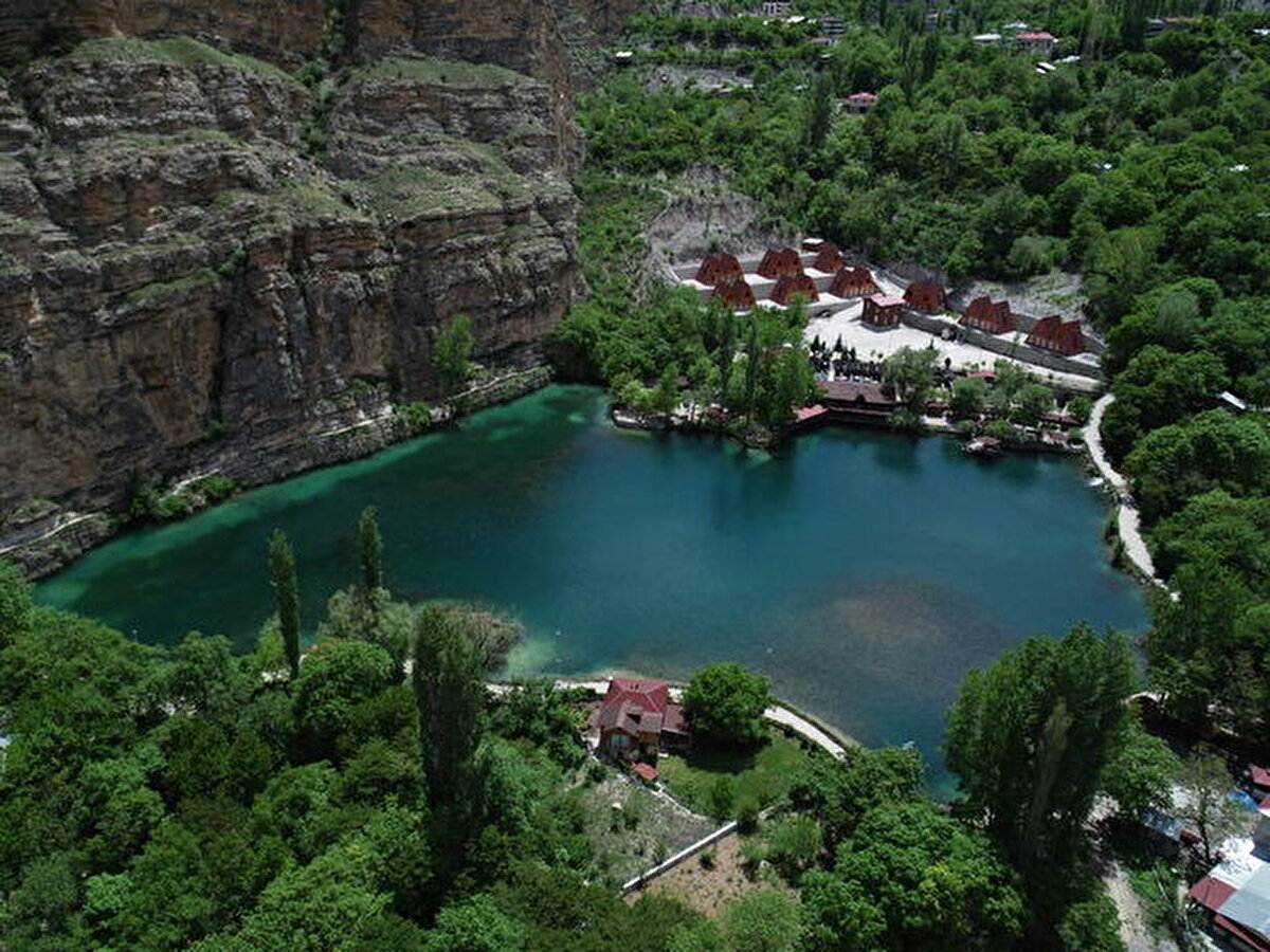 Uzundere, ERZURUM<br><br>3 bin yıllık geçmişiyle çok sayıda medeniyete ev sahipliği yapan Erzurum'un Uzundere ilçesi, doğal güzellikleri ve tarihi yapısıyla ziyaretçilerine doyumsuz güzellikler sunar. Tortum Şelalesi, Türkiye’nin en yüksek şelalesidir; oluşumu ve yüksekliği bakımından ise dünyanın önemli şelalelerinden birisi olarak değerlendirilir. Tortum şelalesi, yelken, rafting ve kano gibi su sporlarının yapıldığı Tortum gölü ve çayı biyoçeşitlilik açısından da önemli bir yer. Dünyanın en zengin biyololojik çeşitlilik bölgelerinden biri olan Kafkasya Ekolojik Bölgesi’nin batı ucunda, Çoruh Vadisi’nde yer alan Uzundere birçok endemik bitki, memeli, kuş ve kelebek cinsinin yuvasıdır. Tarım ve hayvancılık yöre halkının geçim kaynağıdır. Köprüleri, Tortum Şelalesi, Tortum Gölü, yedigölleri, yemyeşil yaylaları, sıra sıra dağları ve ormanların arasında mavi boncuk gibi parlayan gölleriyle Uzundere... Yedigöller Erzurum ilinin en ünlü mesire yeri.