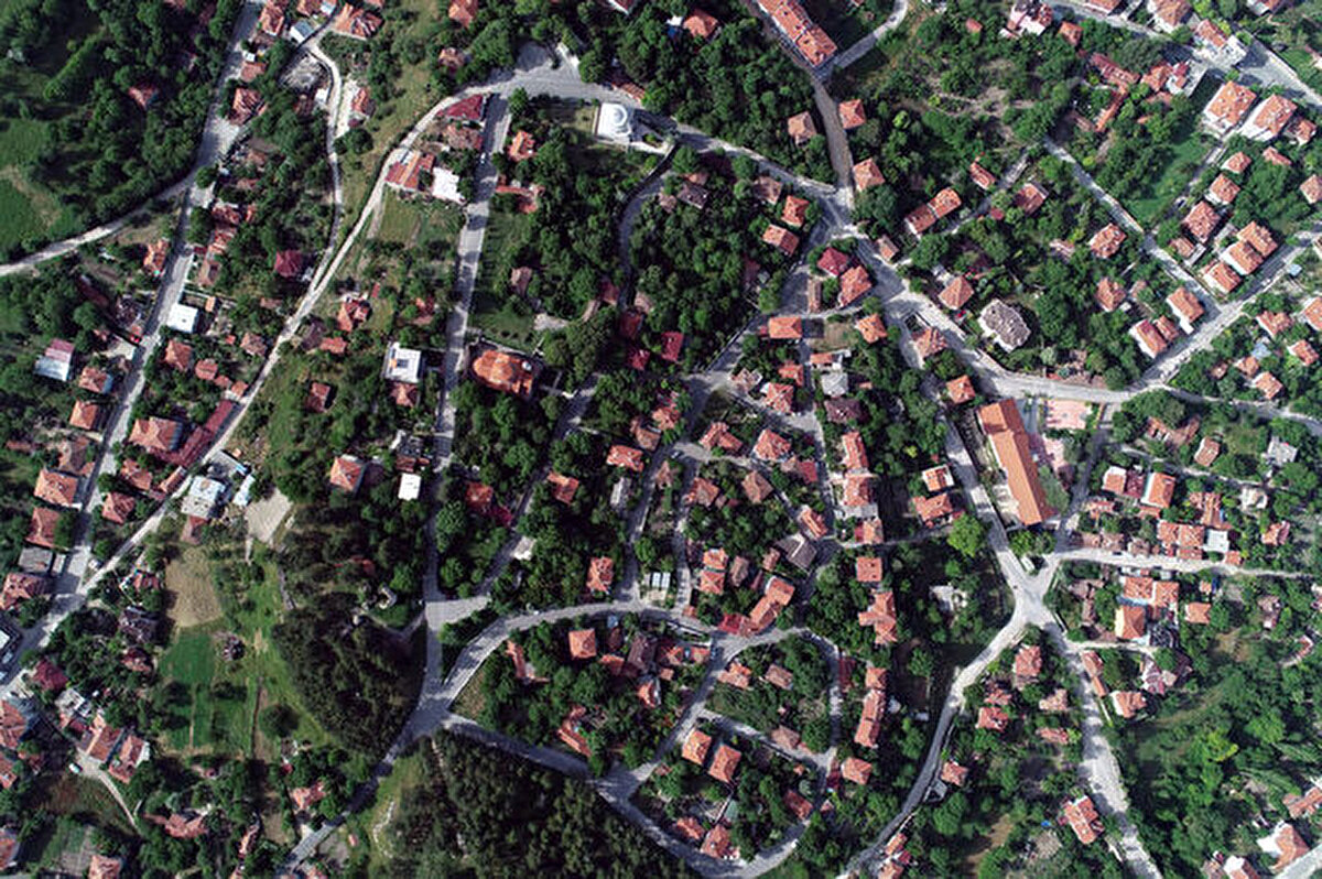 Vize bir cittaslow; özgün kimliklerinden küreselleşme adına ödün vermek istemiyor, yerel yemeklerini fast food zincirlerine kurban vermek istemiyor, sosyal yaşamları tüketim hızına kapılsın istemiyor, bozulmamış doğasına el sürülsün hiç istemiyor. Özellikle kadınlar yerel tohumları fazlasıyla sahipleniyor. Vize zengin bir tarihi mirasa sahip; Küçük Ayasofya (Gazi Süleyman Paşa Camii), Şerbetdar Hasan Bey Camii, Vize Kalesi ve Surlar, Antik Tiyatro, Ferhat Bey Hamamı, Ferhat Bey Çeşmesi, Karakoçak Tepe, Asmakayalar Mağara Manastırı, Vize Kalesi ve surlar gezilebilir. Doğal güzelliklerini görmek isterseniz Çiftekaynaklar, Cehennem Şelaleleri, Kıyıköy, Yenesu Mağarası’na gidebilirsiniz. Ihlamur çiçeği balı alabilirsiniz. Arı kovanlarının ıhlamur ağaçlarına yakın bölgelere kurulması sebebiyle ballarda % 60’a varan oranda ıhlamur çiçeği bulunur.