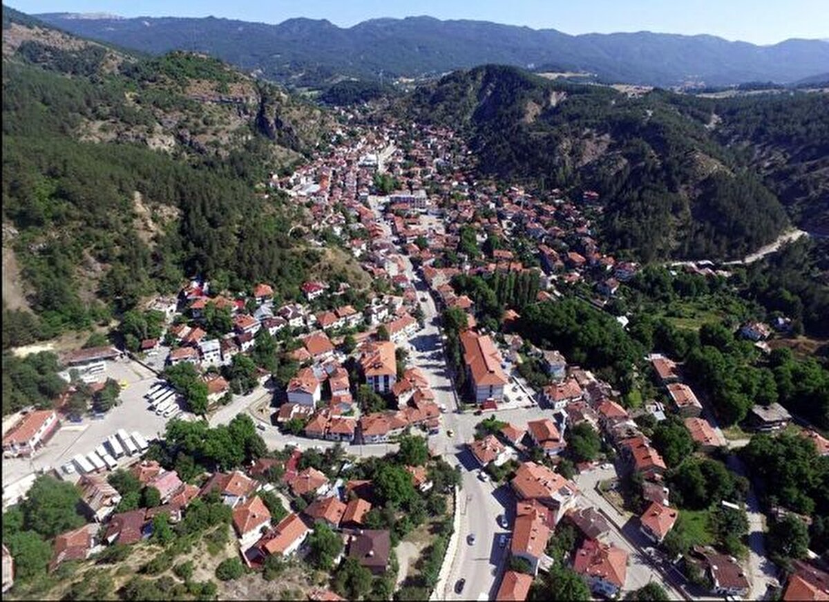 Mudurnu, BOLU<br><br>Bolu'nun şirin ilçesi Mudurnu, Bitinyalılar zamanından beri var olan eski bir kasaba ve çeşitli medeniyetlerin ilk yerleşim yeri. Frigyalılar, Lidyalılar, Persler Romalılar, Bizanslılar ve Selçuklulardan sonra Osmanlı topraklarına katılmış. Bir ara Tekfurlar yönetimindeyken, Bursa tekfurunun kızı Matarni (Moderna) adina yapılan kale kasabaya ad olmuş, çeşitli şekillerde söylene söylene Mudurnu halini aldığı düşünülüyor.
