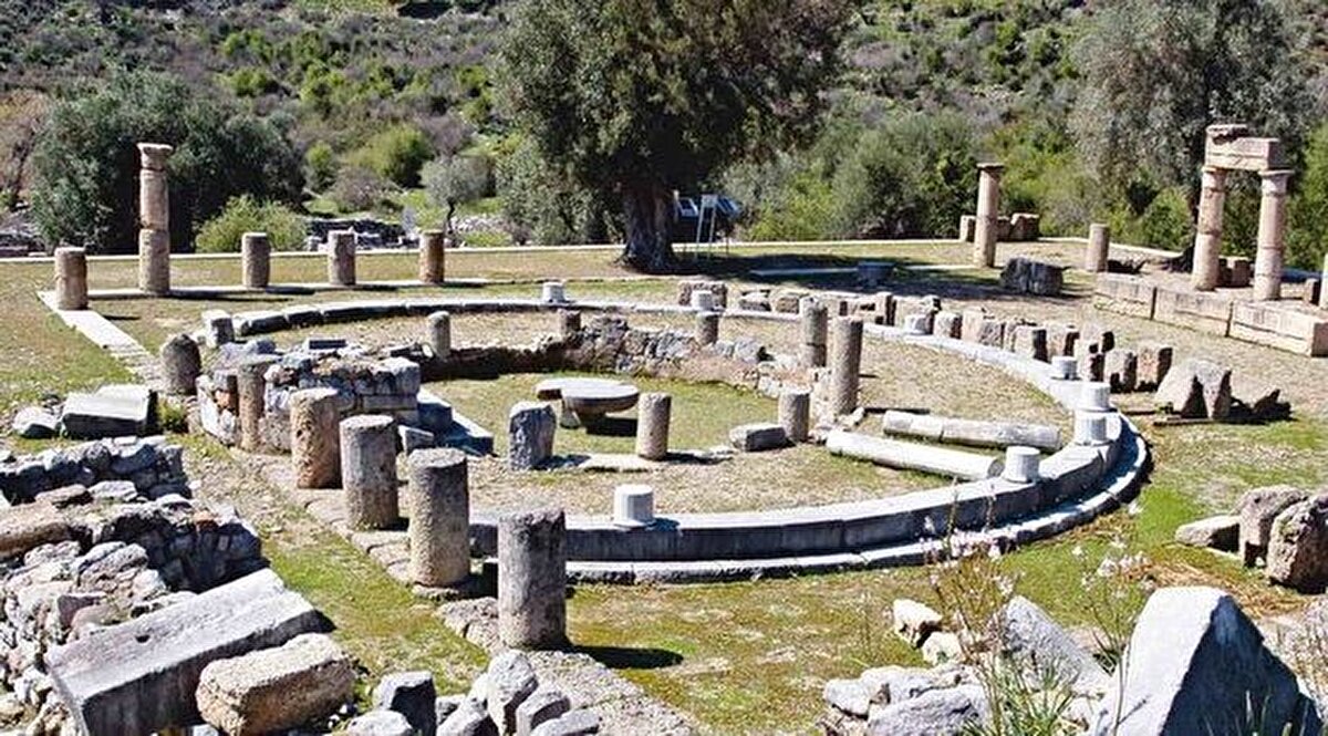 Köyceğiz, MUĞLA<br><br>Köyceğiz'deki ilk uygarlık Karyalılar. Sonra sırasıyla İskitler, Asurlular, İyonyalılar, Dorlar, Akalar, Persler, Hellenler, Seleykoslar, Romalılar, Selçuklular, Menteşeoğulları ve Osmanlılar yöreye hakim olmuş. 3 bin yıllık tarihe sahip Kaunos Antik Kenti'de burada. Antik kente gidebilmeniz için Dalyan tarafından tekneye binmeniz gerekli. Tekne gezisi sonrasında 10 dakikalık bir yürüme ile Antik Kent'e ulaşabiliyorsunuz. Kent, UNESCO Dünya Miras Geçici Listesi'nde bulunuyor. Köyçeğiz'in Akdeniz kıyısında bulunan mahallesi Ekincik Koyu, uzun plajı, nefis koyu ve yat limanıyla, su sörfü, su kayağı ve yüzme için elverişli yerlerden biri. Ekincik sessizlik, huzur, güzel deniz ve ormanı arayanlar için ideal. Köyceğiz gölü, tektonik bir çukurun içine su birikmesiyle ve Dalaman çayının etkisiyle alüvyonlarla oluşmuş bir göldür. Burada 'Sülüngür' isminde tatlı-tuzlu suyun karıştığı 'Lagün Gölü' mevcuttur. Bu göl Kefal balığının yumurtlama yeri.