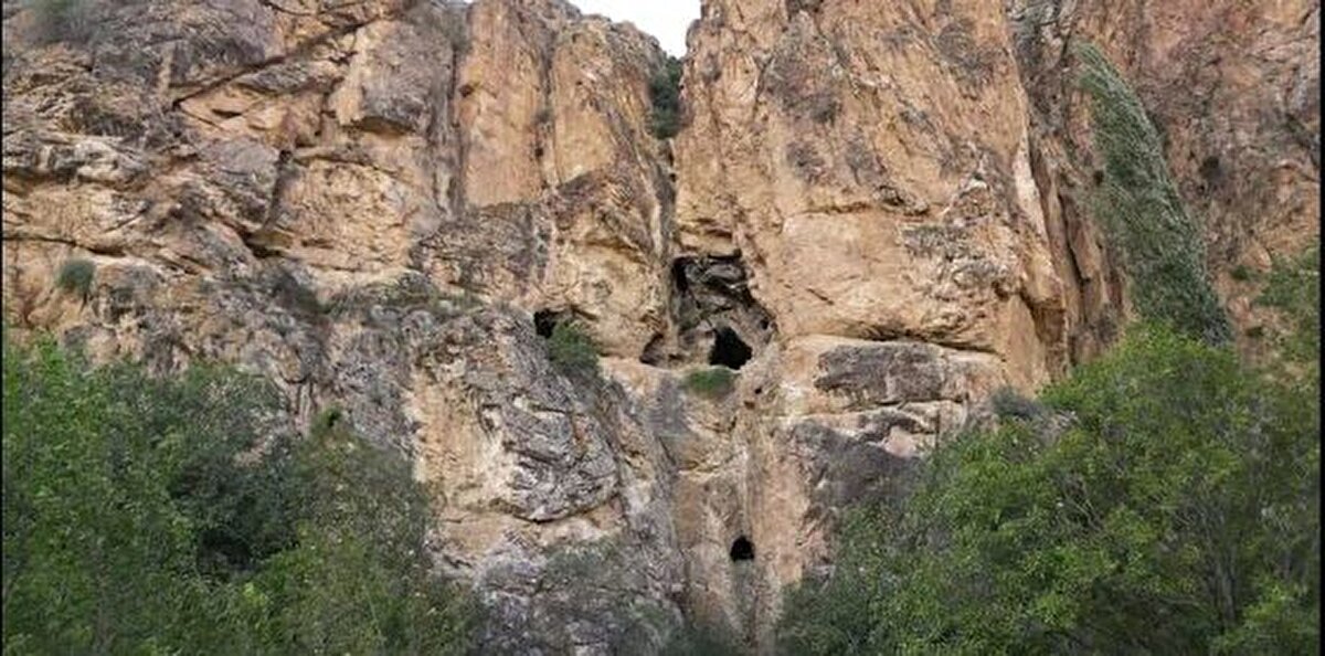 Uzundere'den rafting ve trekking yapmadan, Tortum Şelalesi ve Tortum Gölünü görmeden, yaban hayatı ve kuş gözlemciliği yapmadan, bisiklet ile doğayı keşfetmeden, doğada kamp yapmadan, yerel ve doğal lezzetleri tatmadan, tandır ekmeği yemeden, cana yakın yöre insanlarıyla sohbet etmeden, gençlik ve enerji veren incir döğmesi yemeden dönmeyin. Tortum Şelalesi 22 metrelik genişlikten 48 metre yüksekten düşer. Yılın sadece Mayıs-Haziran aylarında sürekli akar, diğer aylarda elektrik enerjisi üretmek amacıyla suyu kesilir. Tortum şelalesinin suları alt kısımda dev bir kazan oluşturmuştur ve coşkun aktığı güneşli günlerde gökkuşağı görünümü kazanır.