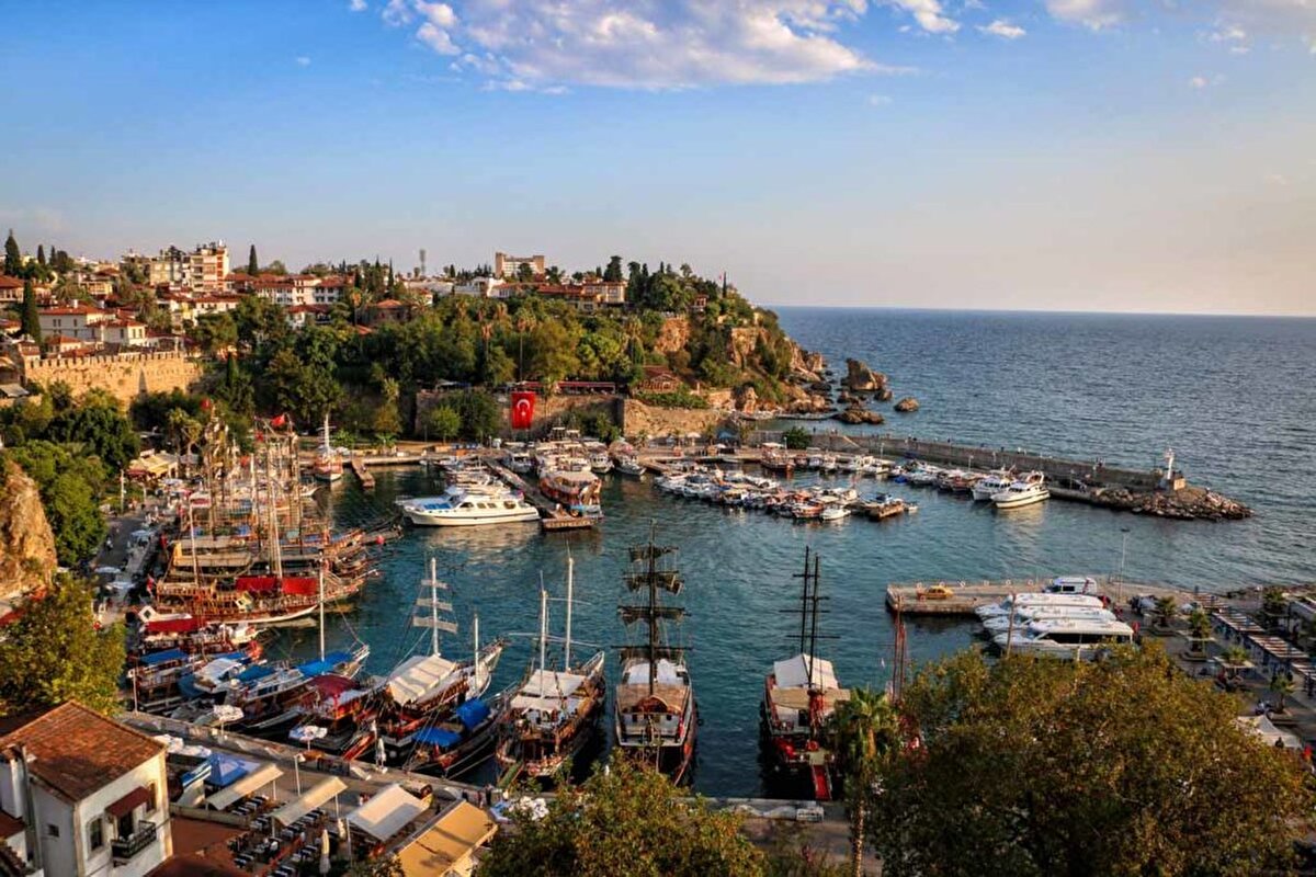 3. Antalya – Hem turizm cenneti hem de şehir hayatı çok gelişmiş. Kışın da yaşamak keyifli.
