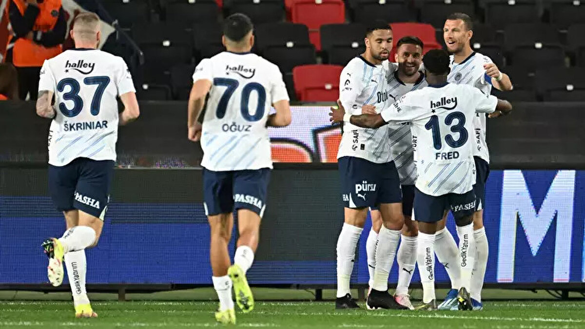 Süper Lig'in 33. haftasında Gaziantep FK ile Fenerbahçe kozlarını paylaştı.<br>Gaziantep'te oynanan mücadeleyi Fenerbahçe 3-1'lik skorla kazandı.