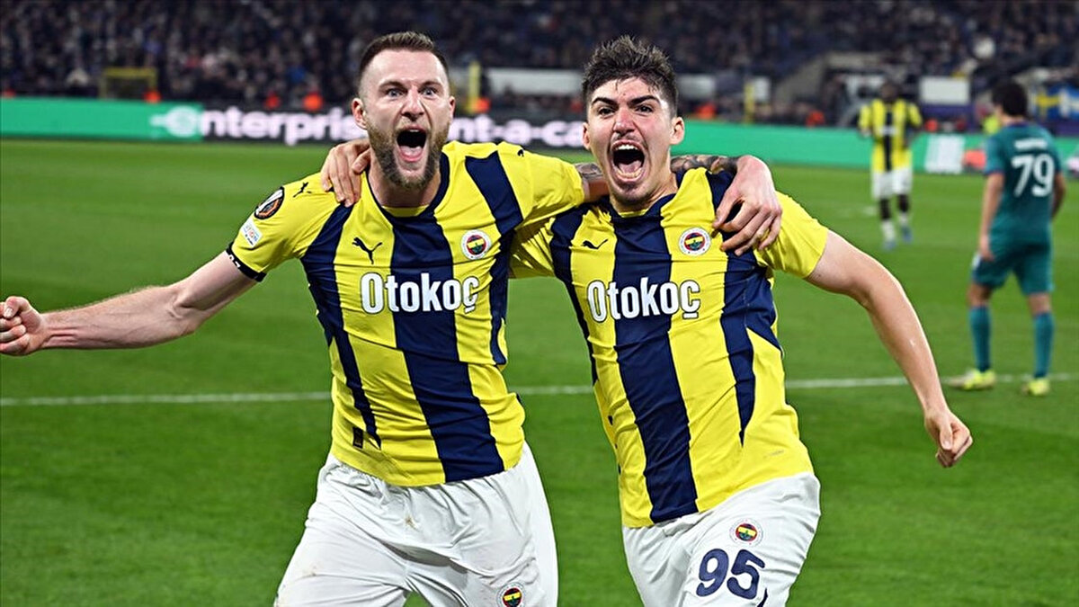 Bu sonuçla birlikte Fenerbahçe, puanını 75 yaptı ve maç fazlasıyla zirve yarışındaki farkı 2'ye düşürdü. Gaziantep FK ise 42 puanda kaldı.<br>