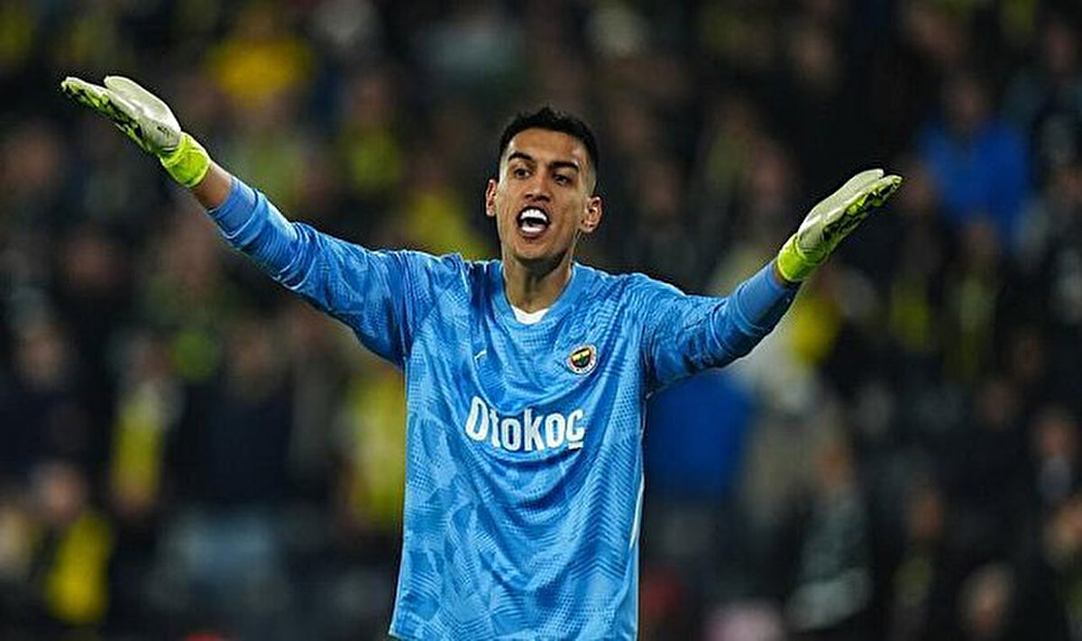 "Başka şeylerden başlamak istiyorum. Antep'e biz depremde çok fazla yardımcı olmaya çalıştık, onların acılarını yaşamaya çalıştık. Isınmada su istediler, verdim. Attığımız gole sevindiğim için tüm stadyum, kale arkası direkt ana, kız kardeş küfürler, hoş değil. Küfür edene kadar bir kere tepki vermedim"<br>