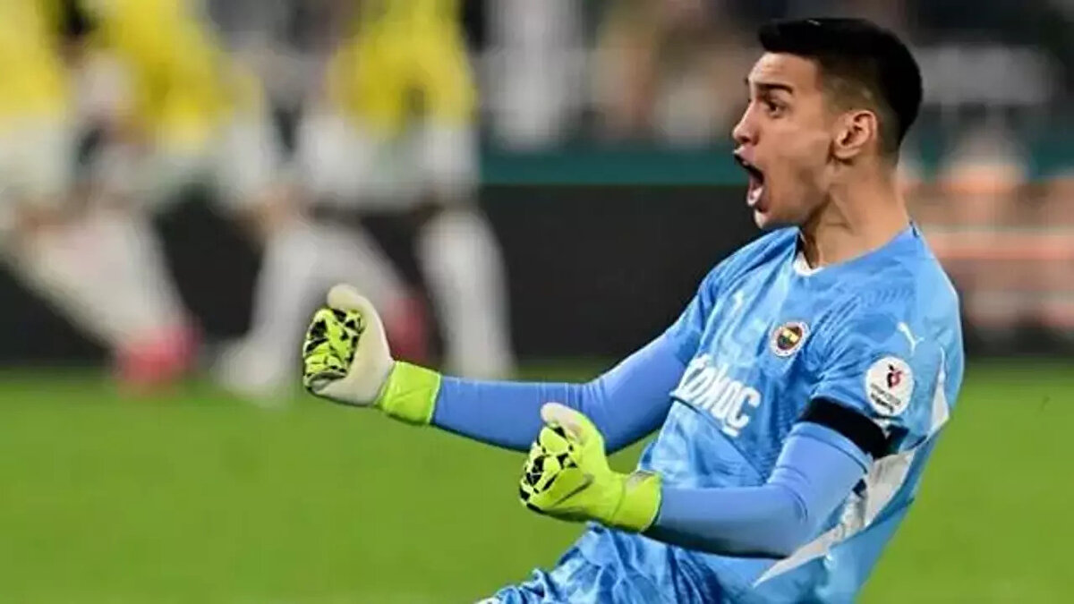 "Futbol oyun kuralları içerisinde tepki verdim golden sonra. Takımım 3-1 önde tabii ki zamana oynayacağım. İlk yarıda neler yaptılar. Kaleci Burak çok sevgili kardeşim, ilk yarıda autu 1 dakikada kullanıyor, tepki yok. Biz yapınca tepkiler başlıyor. Direkt ana, bacı küfürler başlıyor. Ben sadece güldüm. "Allah'ım inşallah bu maçı bize kazandır" dedim. Ama gerçekten yapılan hoş değil."<br>