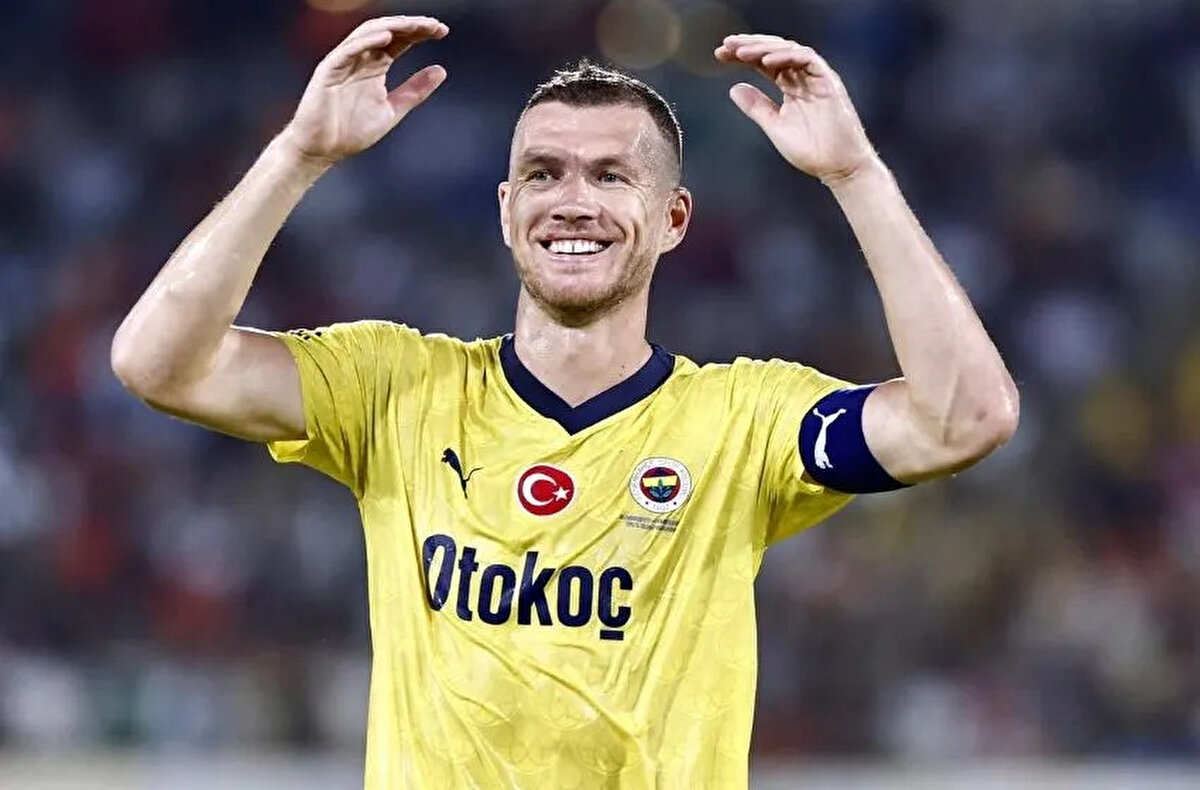 İkinci yarıda daha iyisini yapmaya çalıştık ve 3 gol attık. Daha fazla atabilirdik. Ofsayt çizgisi, o pozisyonda garip çizildi. Garip bir çizgiydi. Diğer pozisyonda topu kontrol ettiğimde ittirildim. Orada kırmızı kart ve penaltı. İlk yarıdaki da net penaltıydı. Garip kararlardı. Bunlara rağmen kazandık. Kalan tüm maçları kazanmak istiyoruz. Elimizden geleni yapacağız ve sonrasında olanları göreceğiz." dedi.