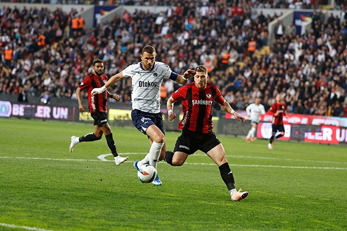 Trendyol Süper Lig'in 33. haftasında Fenerbahçe deplasmanda Gaziantep FK'yı 3-1 yendi. Sarı lacivertlilerin gollerini Talisca, Dzeko ve Fred attı. Puanını 75 yapan Fenerbahçe maç fazlasıyla Galatasaray ile arasındaki puan farkını 2'ye düşürdü.
