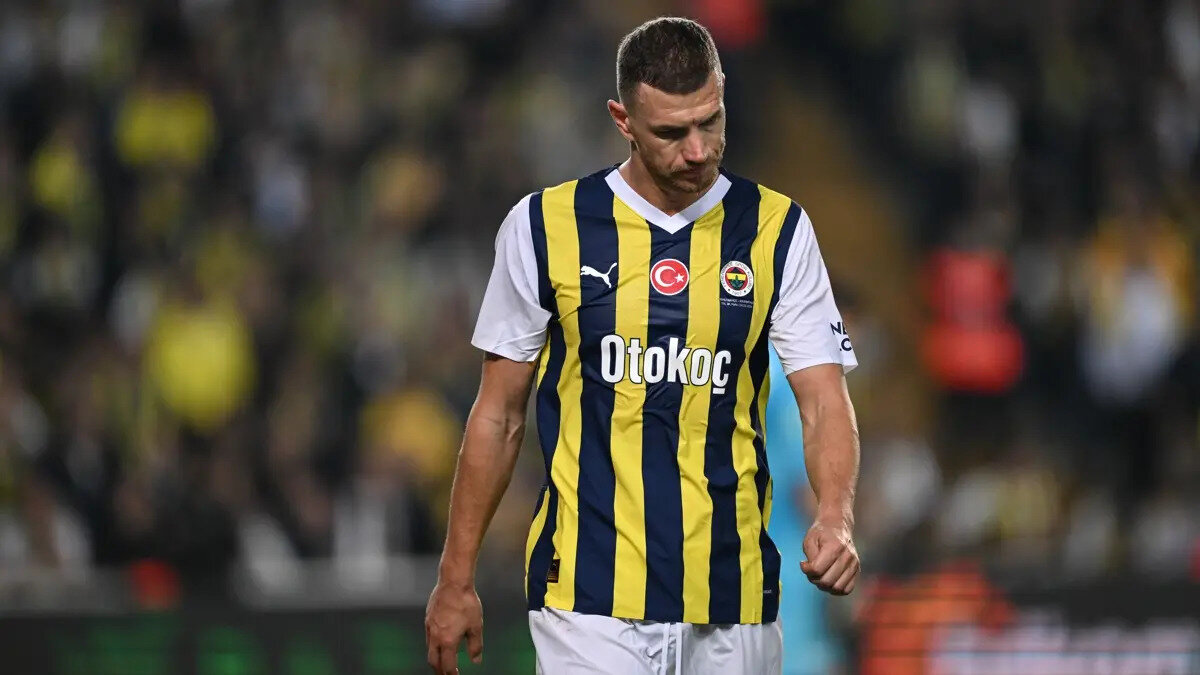 Fenerbahçe'nin genç yıldız adayı Yusuf Akçiçek ikinci yarı iyi oyun oynadıklarını söyledi.<br><br>"RAKİBİMİZİN DİRENCİ KIRILDI"<br>Milli futbolcu, "Bir rotasyon ve sistem değişikliğine gitti hocamız. Oynamadığım dönemde daha fazla çalışmam gerekiyordu. Bugün hocamız yeniden şans verdi. Elimden geleni yapmaya çalıştım. Güzel bir mücadele gösterdik. Kalan 5 maçı da iyi oyunla galip gelerek sezonu kapatmak istiyoruz. Maça tutuk başladık. Daha istekli olmamız gerekiyordu. Dakika 20'den sonra kendi oyunumuzu oynamaya başladık. İlk yarıda gol bulamadık. Devre arasında konuştuk daha istekli olmalıyız diye. İkinci yarıya da iyi başladık. Şanslar yakaladık, atamadık. Rakibimizin de direnci kırılınca üst üste goller bulup kazandığımız için mutluyuz." ifadelerini kullandı.