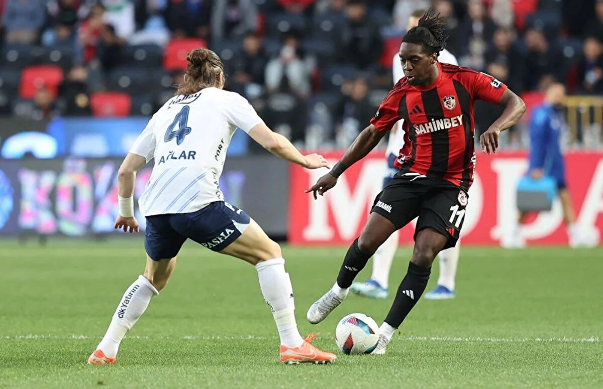 Trendyol Süper Lig'in 33. haftasında Fenerbahçe deplasmanda Gaziantep FK'yı 3-1 yendi. Sarı lacivertlilerin gollerini Talisca, Dzeko ve Fred attı. Puanını 75 yapan Fenerbahçe maç fazlasıyla Galatasaray ile arasındaki puan farkını 2'ye düşürdü.