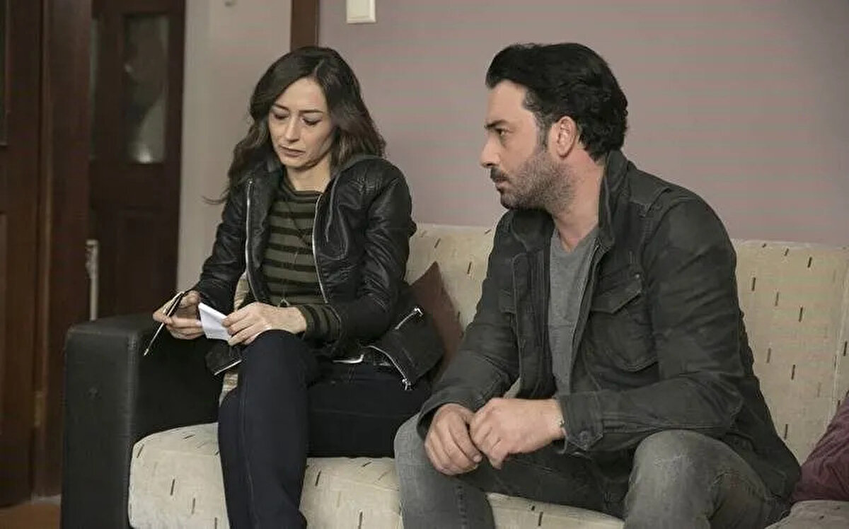 Olayları çözmek için harekete geçen Rıza Baba ve ekibi, bu süreçte büyük bir acıyla karşı karşıya geldi. Keskin nişancı, tanıklardan birini hedef alırken Aylin Komiser kurşunun hedefi oldu. Ağır yaralanan Aylin, tüm çabalara rağmen kurtarılamadı ve şehit olarak aramızdan ayrıldı.