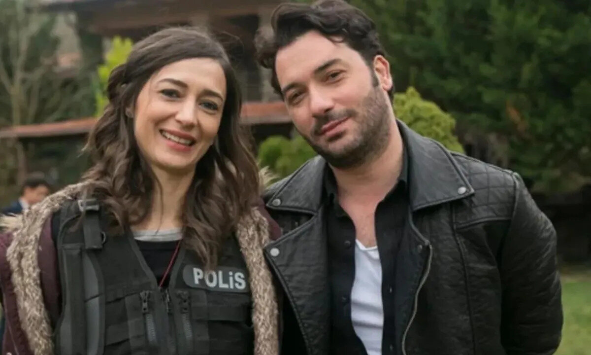 Özlem Çınar kimdir?<br><br>Başarılı oyuncu Özlem Çınar, 2 Ekim 1974 tarihinde İstanbul’da dünyaya geldi. İlköğrenimini İstanbul’un Avcılar ilçesinde tamamlayan Çınar, eğitimine Trakya Üniversitesi Turizm ve Otelcilik Meslek Yüksekokulu'nda devam etti. Ancak sanat tutkusunu takip eden Çınar, oyunculuk kariyerine adım atmak için Şahika Tekand Stüdyo Oyuncuları'nda profesyonel oyunculuk eğitimi aldı.