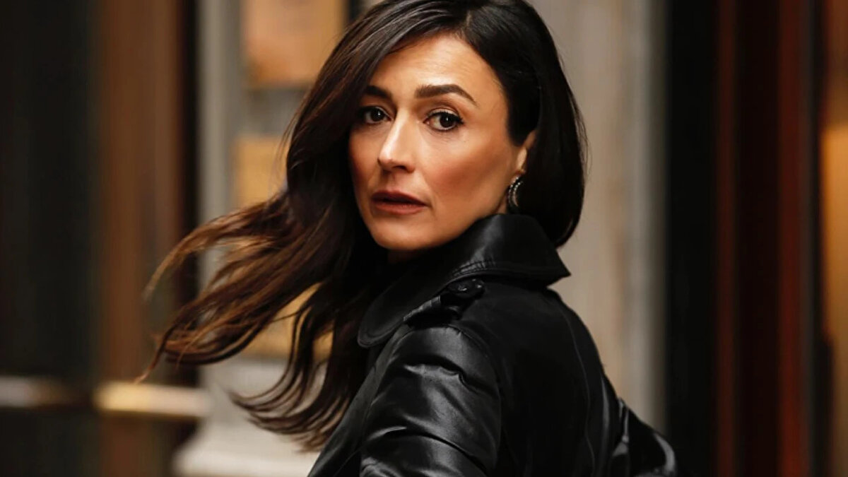 Tiyatro kökenli bir sanatçı olan Özlem Çınar, Semaver Kumpanya ve Yeni Drama Tiyatrosu gibi önemli tiyatrolarda sahne aldı. Televizyon dünyasında ise birçok dizi ve sinema filminde başarılı performanslar sergiledi.