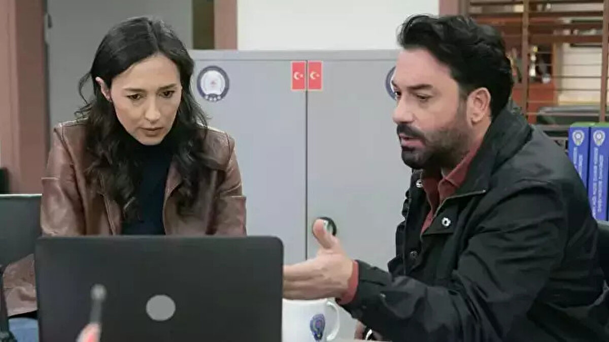 Hale isimli bir kadının vahşice öldürülmesinin ardından yaşanan seri cinayetler, Arka Sokaklar ekibini zorlu bir sürece sürükledi. Cinayetlere tanıklık eden kişiler, kimliği belirsiz bir keskin nişancı tarafından tek tek ortadan kaldırıldı.